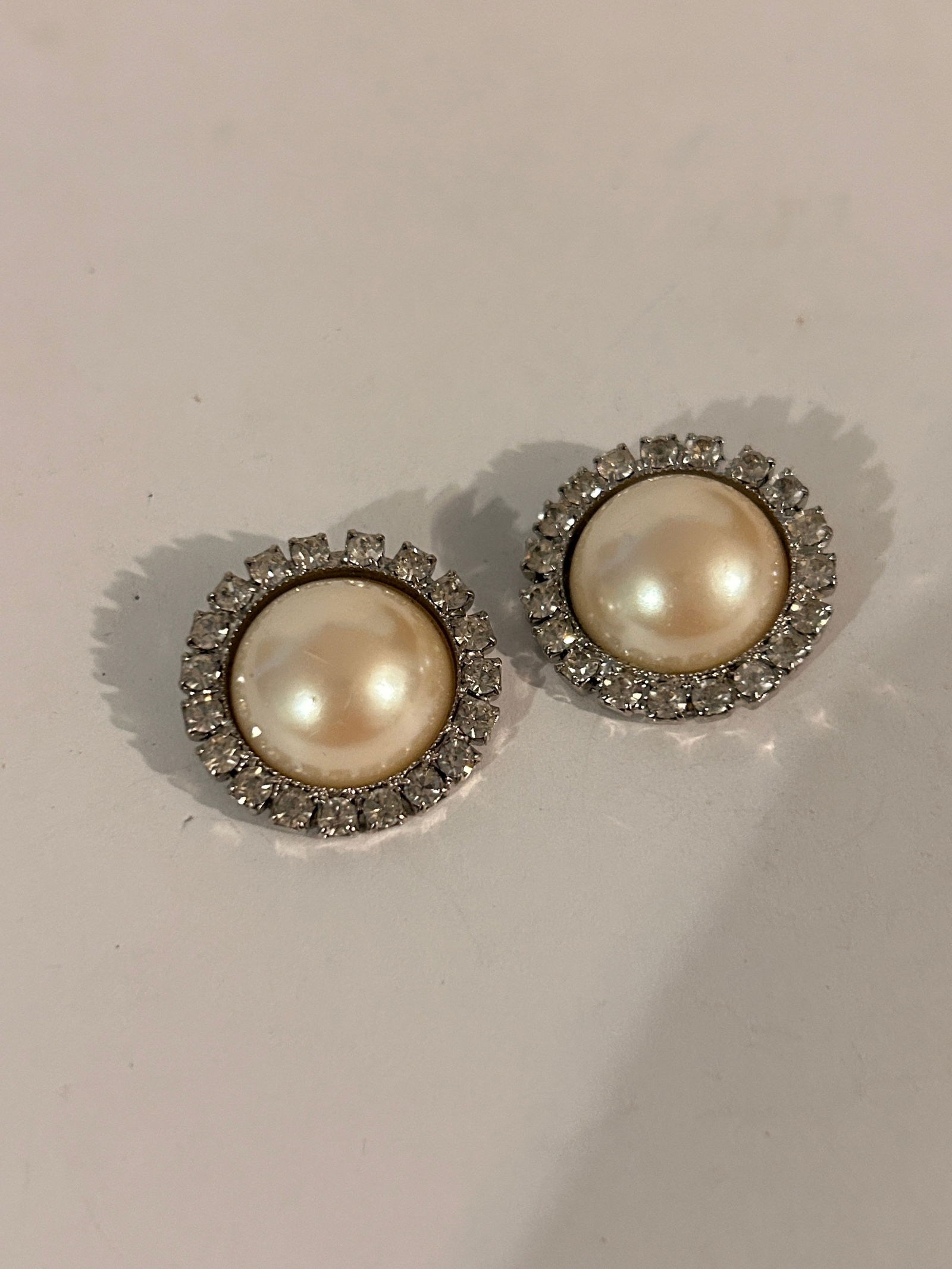 Vintage Faux pearl rhinestone Shoe Clips: Vintage Faux pearl rhinestone Shoe Clips Please view all photos as they are part of the description and condition of this Item, Feel free to contact me with questions or picture requests! Used Item AS