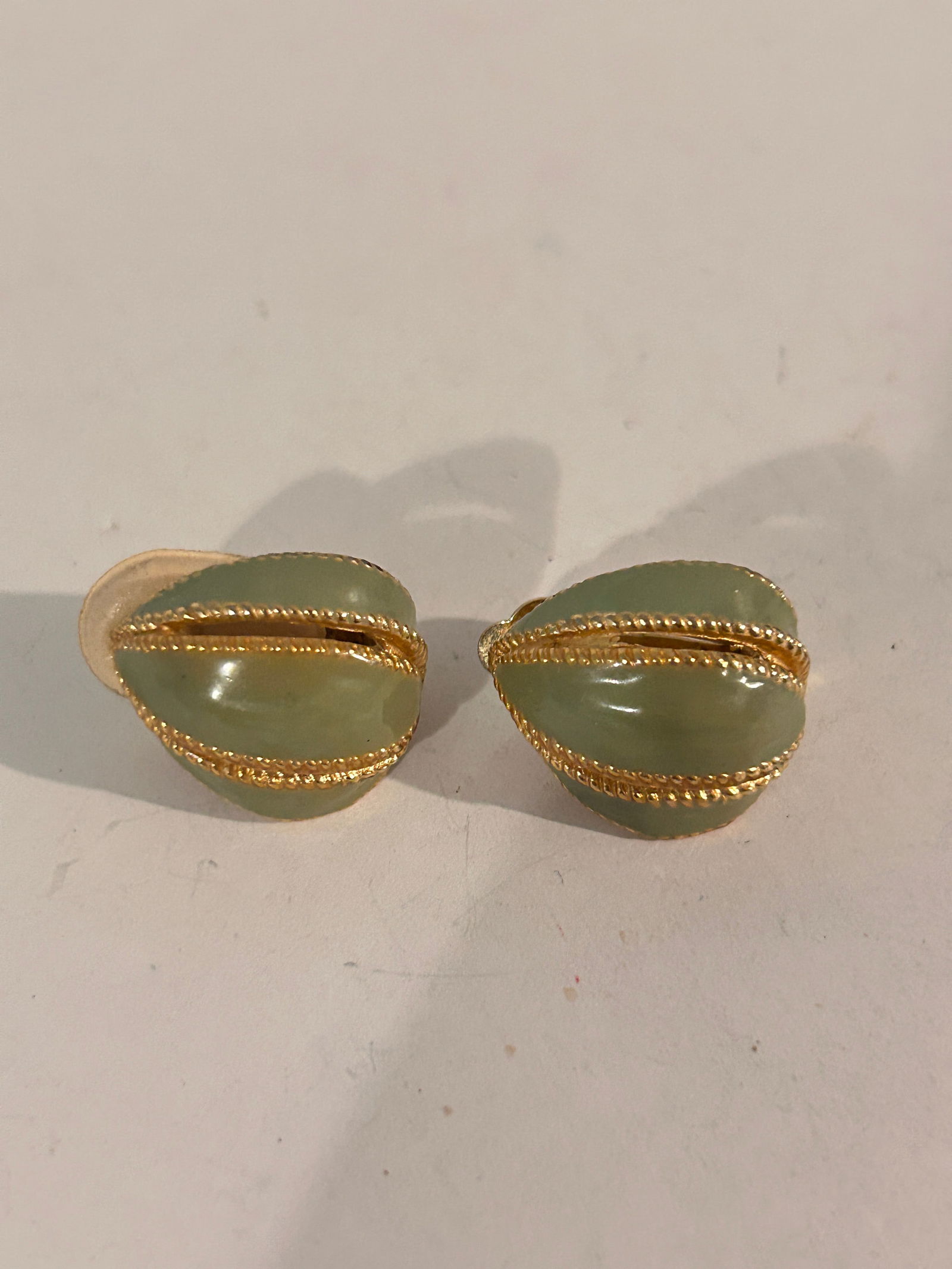 Vintage Gay Boyer Clip-On Earrings Green Enamel Gold Tone: Vintage Gay Boyer Clip-On Earrings Green Enamel Gold Tone Please view all photos as they are part of the description and condition of this Item, Feel free to contact me with questions or picture reque