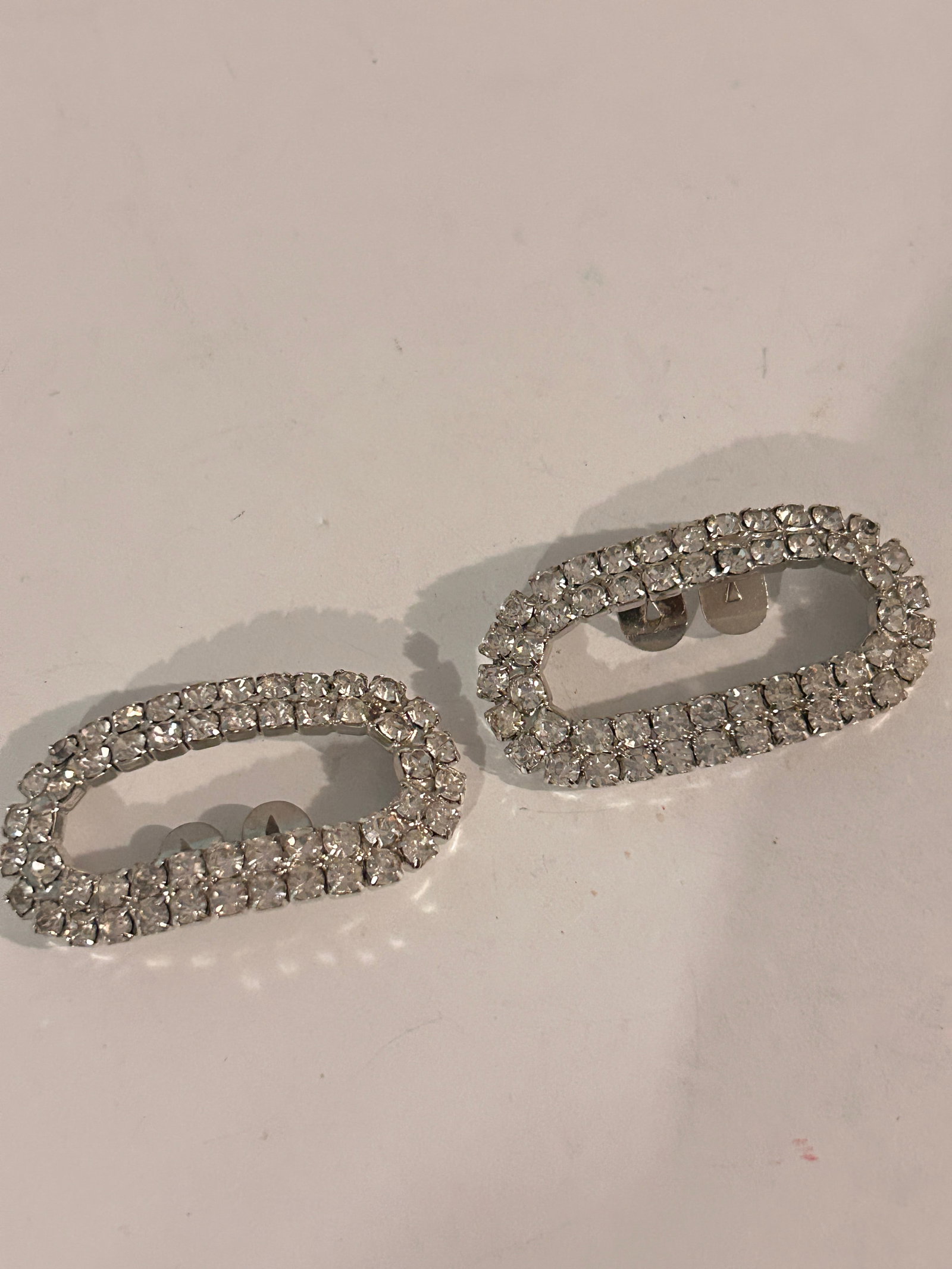 Vintage Rhinestone Shoe Clips: Vintage Rhinestone Shoe Clips Please view all photos as they are part of the description and condition of this Item, Feel free to contact me with questions or picture requests! Used Item AS IS
