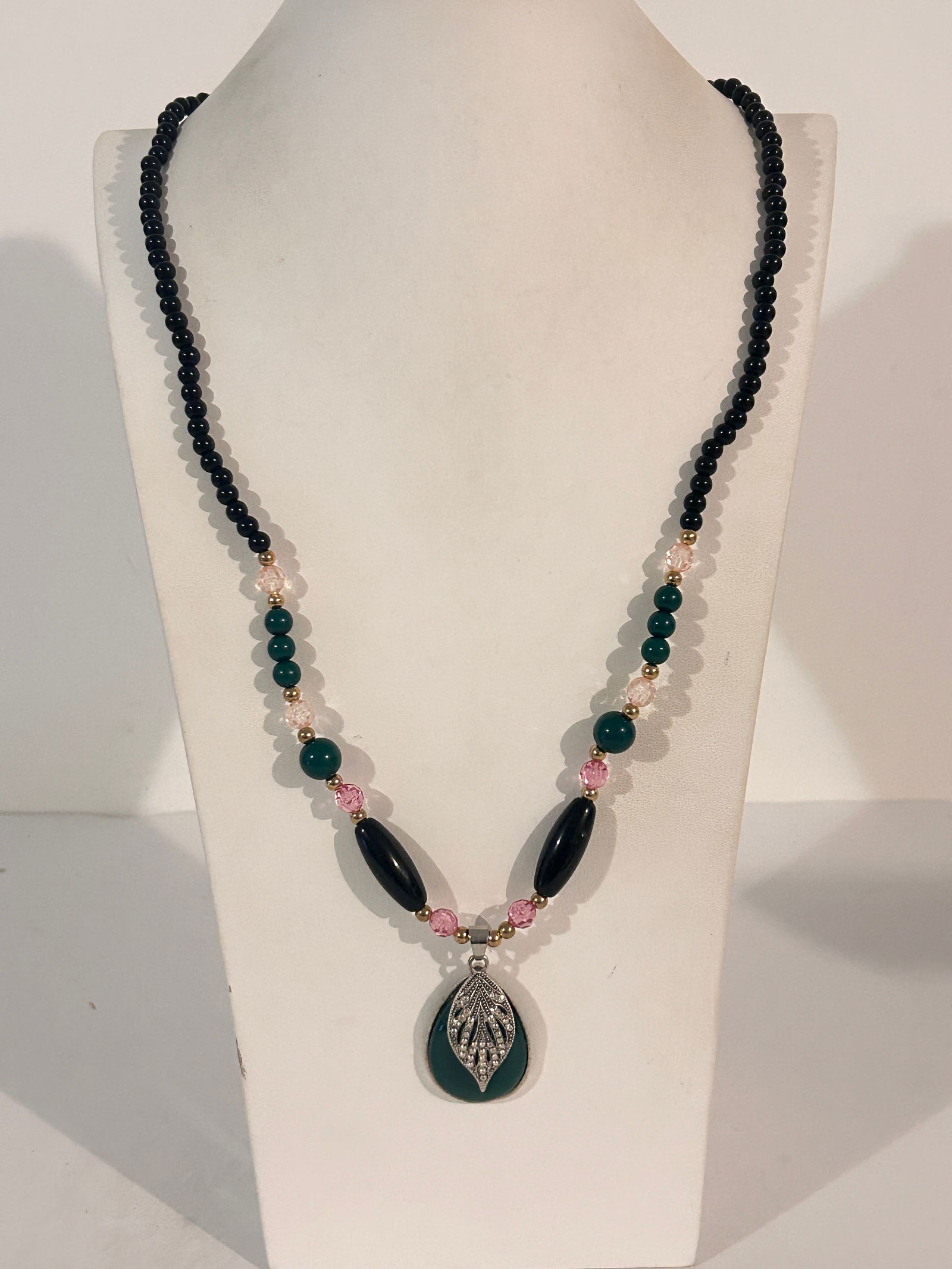 Vintage Style Pendant Simulated Jade onyx Beaded Necklace 30": Vintage Style Pendant Simulated Jade onyx Beaded Necklace 30" Please view all photos as they are part of the description and condition of this Item, Feel free to contact me with questions or picture r