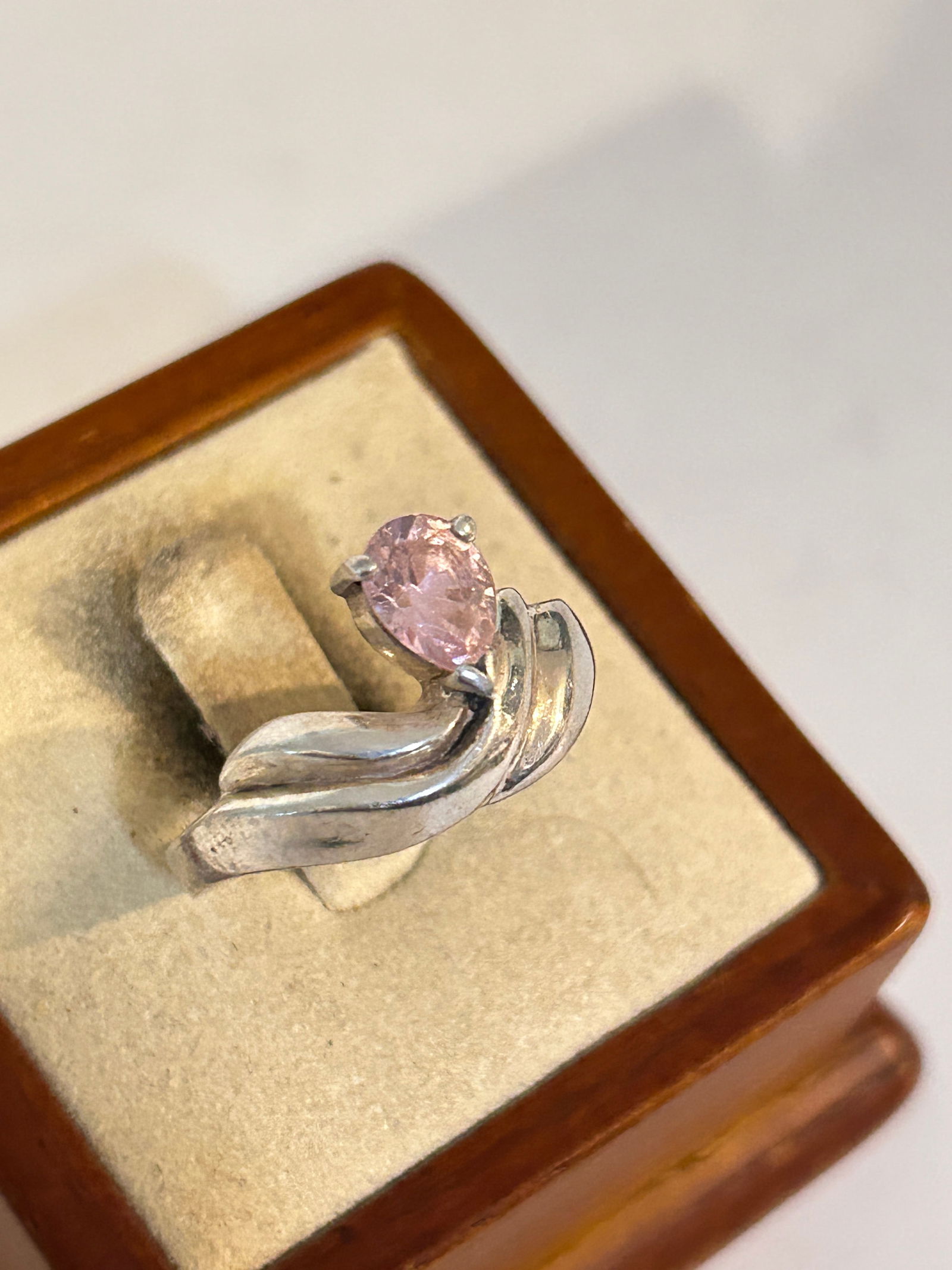 Vintage Sterling Silver pink rhinestone modernist Ring sz 10 4 grams: Vintage Sterling Silver pink rhinestone modernist Ring sz 10 4 grams Please view all photos as they are part of the description and condition of this Item, Feel free to contact me with questions or pi