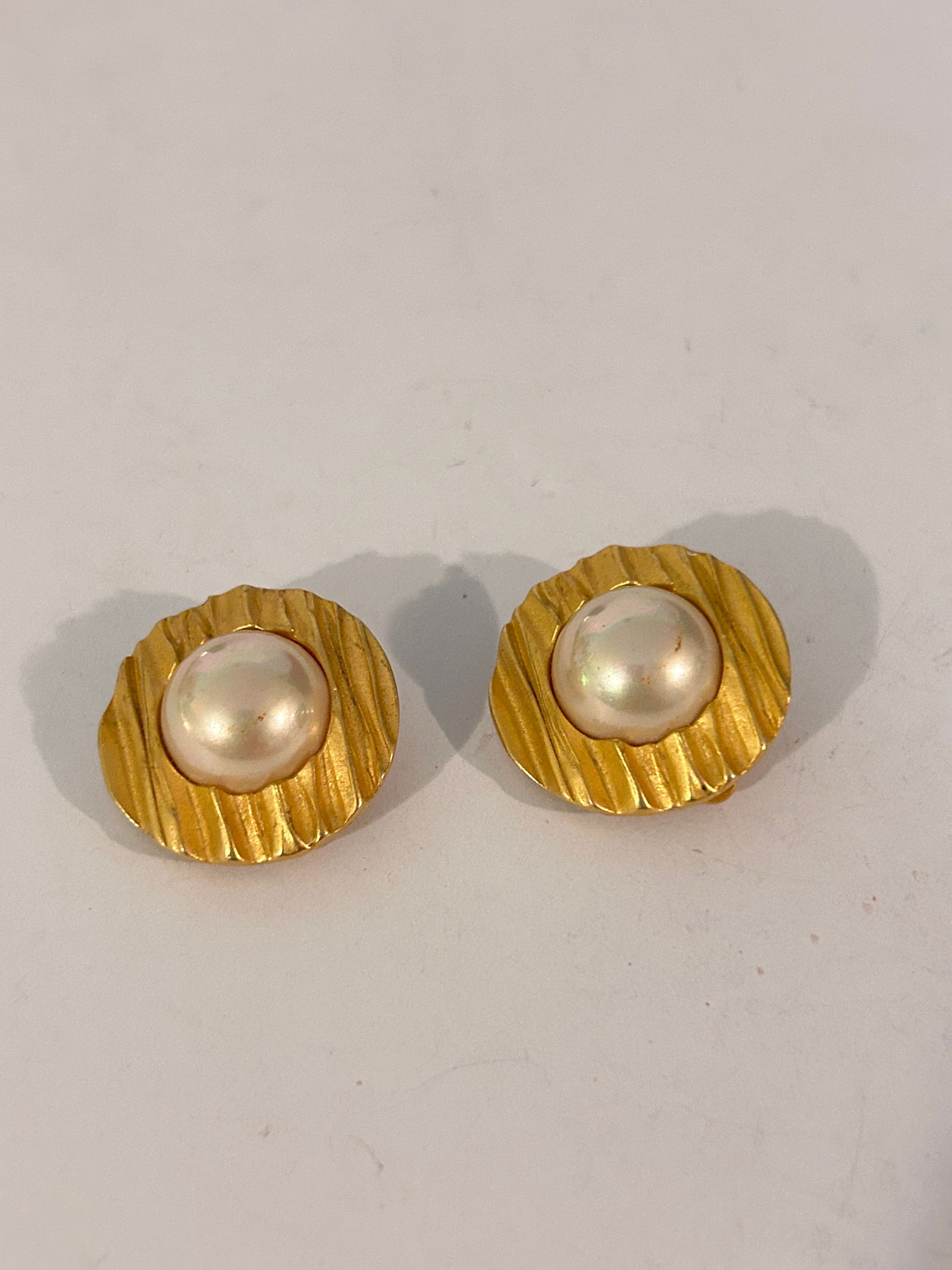 Vintagegold tone faux pearl Earrings: Vintagegold tone faux pearl Earrings Please view all photos as they are part of the description and condition of this Item, Feel free to contact me with questions or picture requests! Used Item AS IS