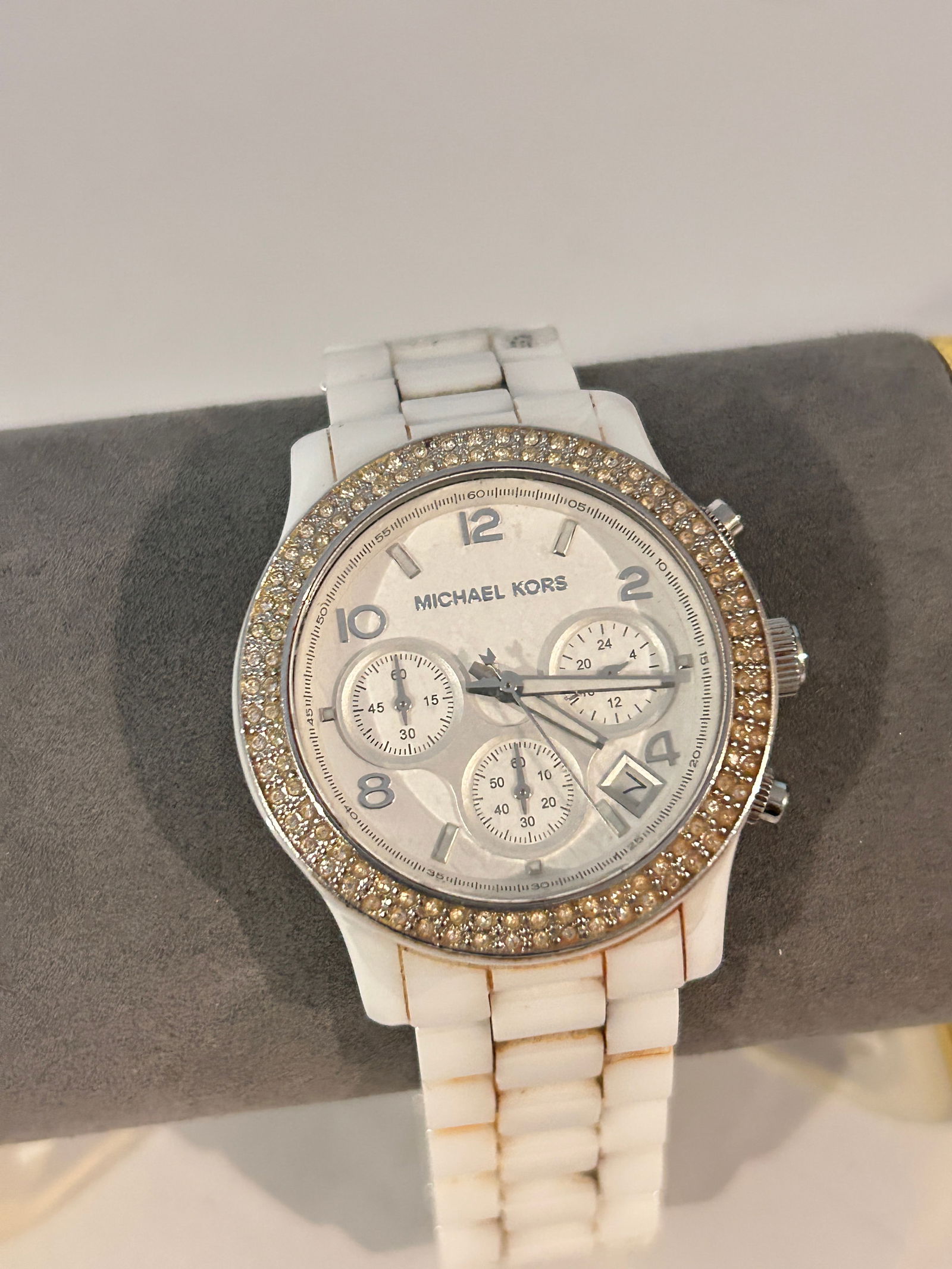 Michael Kors White Ceramic watch Ladies Watch Working MK-5188: Michael Kors White Ceramic watch Ladies Watch Working MK-5188 Please view all photos as they are part of the description and condition of this Item, Feel free to contact me with questions or picture r