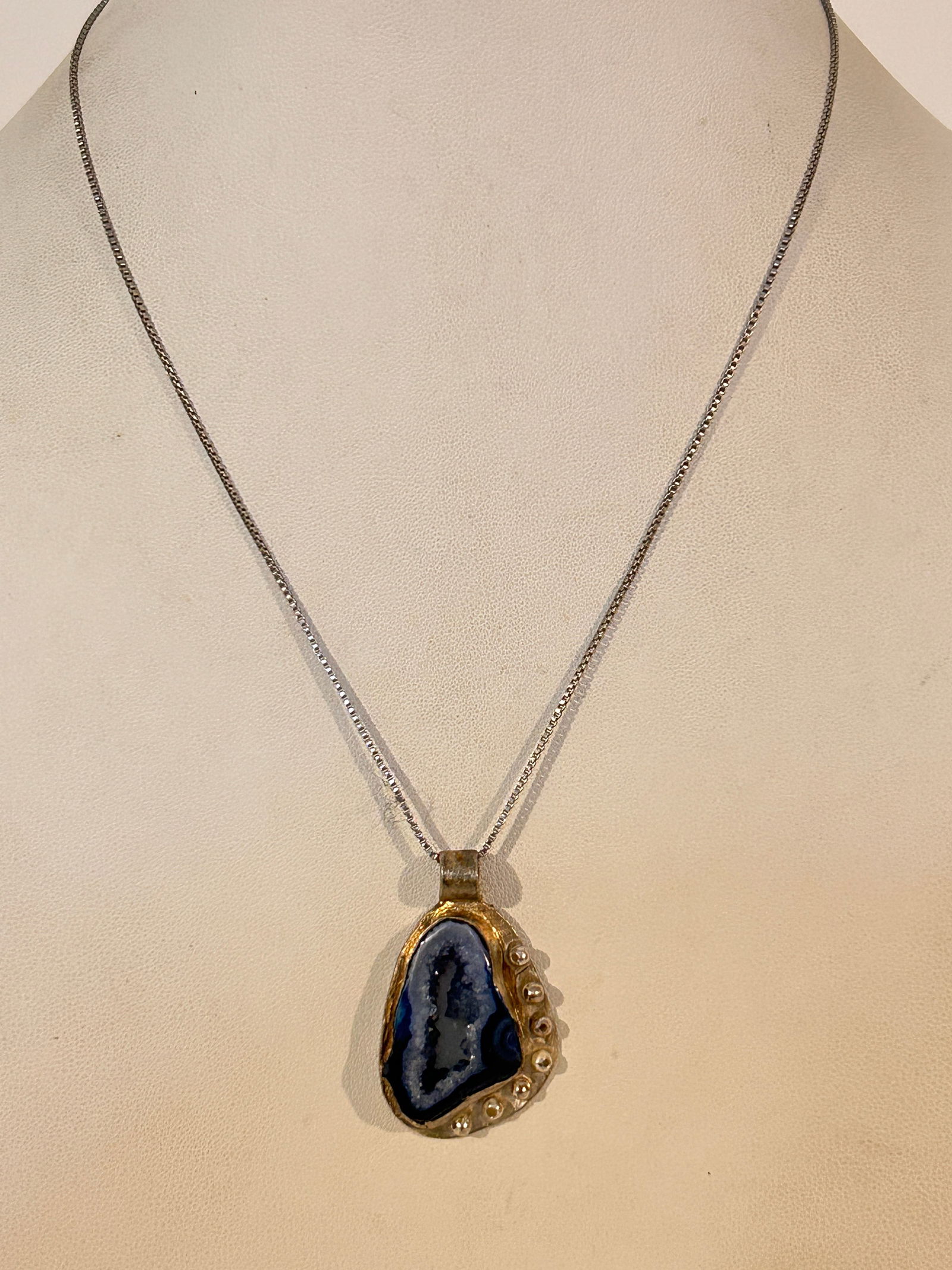 Vintage Sterling Silver Blue Agate Pendant Necklace sz 17": Vintage Sterling Silver Blue Agate Pendant Necklace sz 17" Please view all photos as they are part of the description and condition of this Item, Feel free to contact me with questions or picture requ