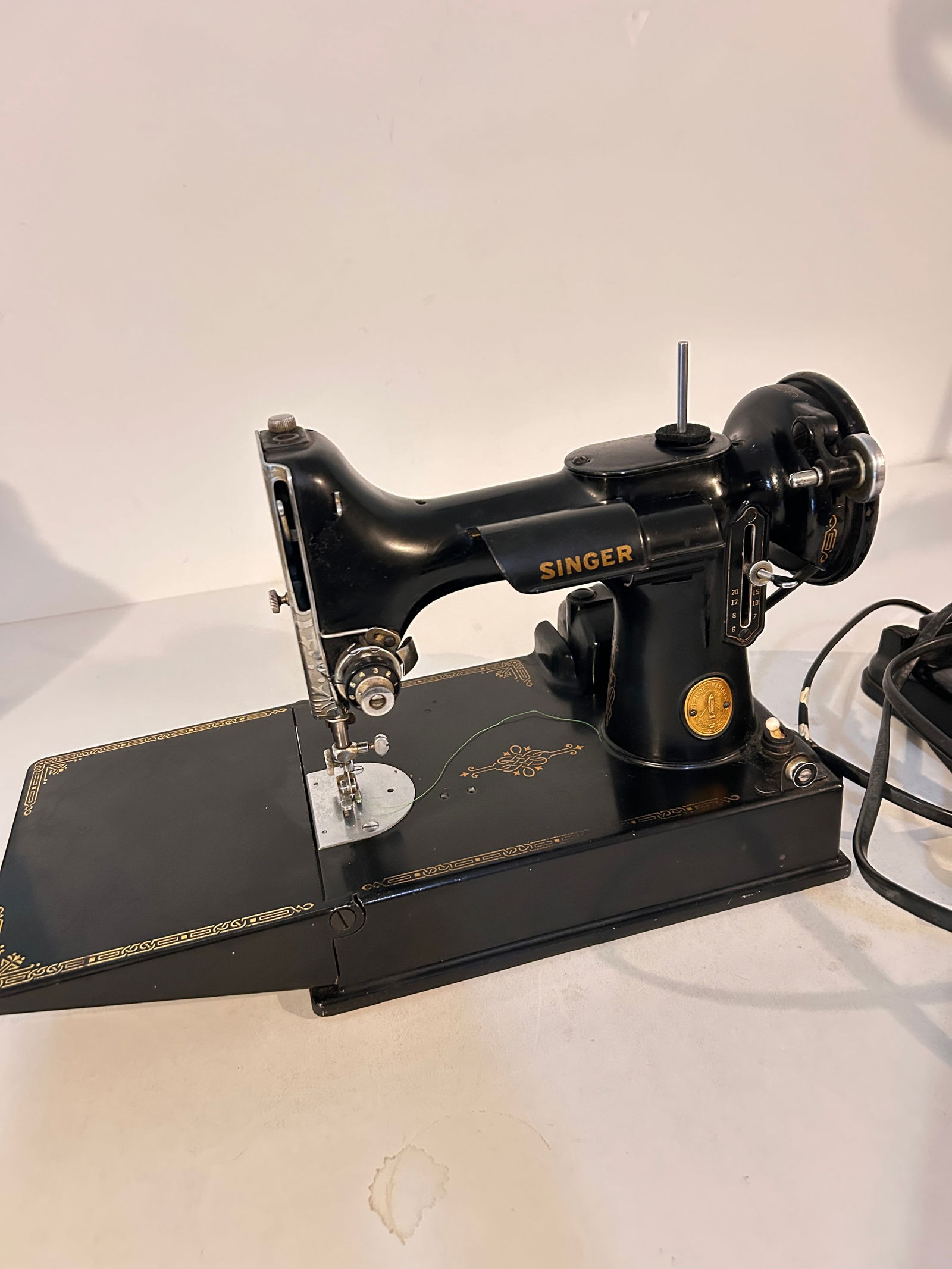 Vintage Singer Featherweight 221 Sewing Machine Working but needs new cord & belt. (1 of 11)