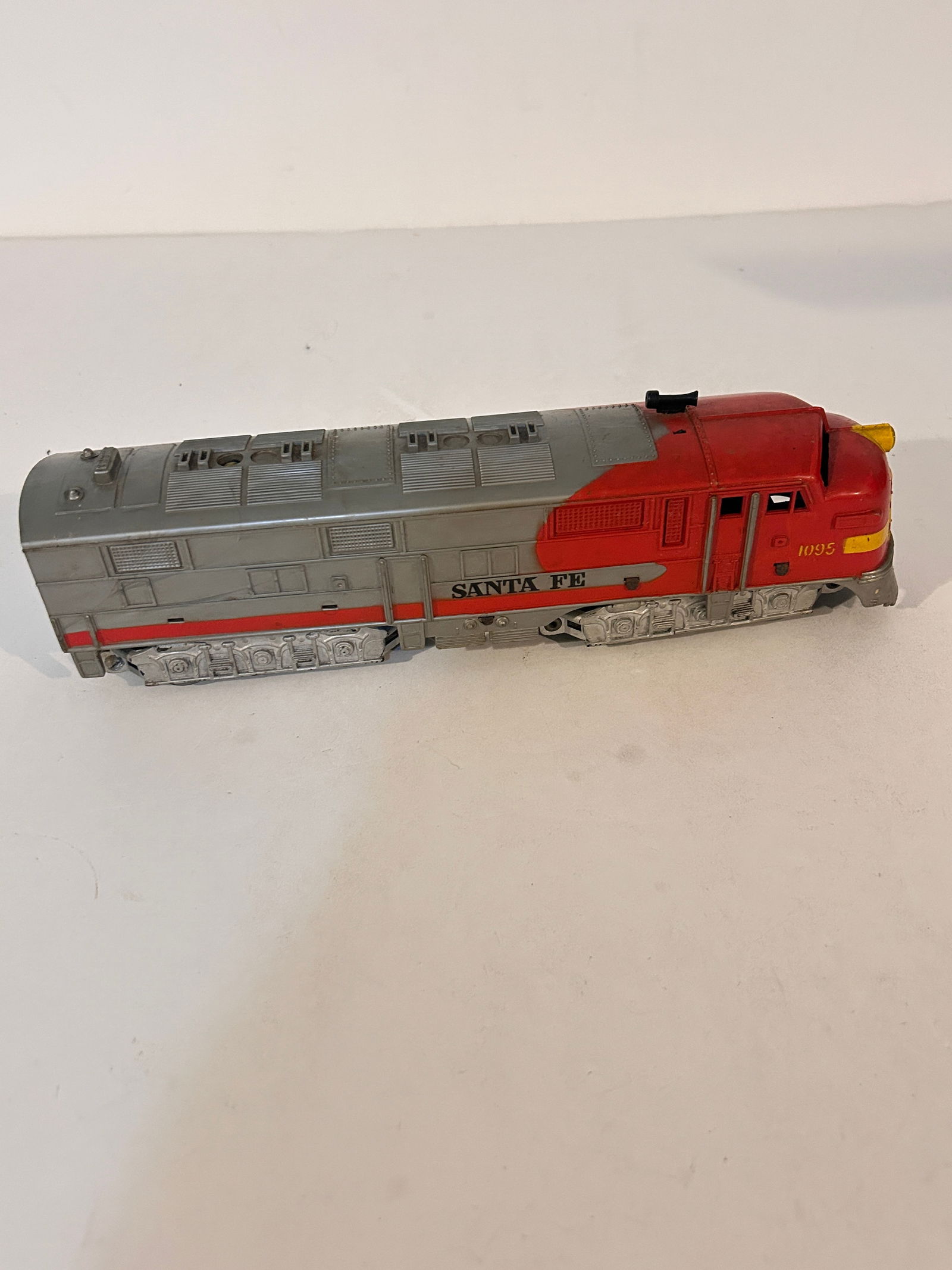 Vintage Marx Santa Fe Train in good shape but untested (1 of 6)