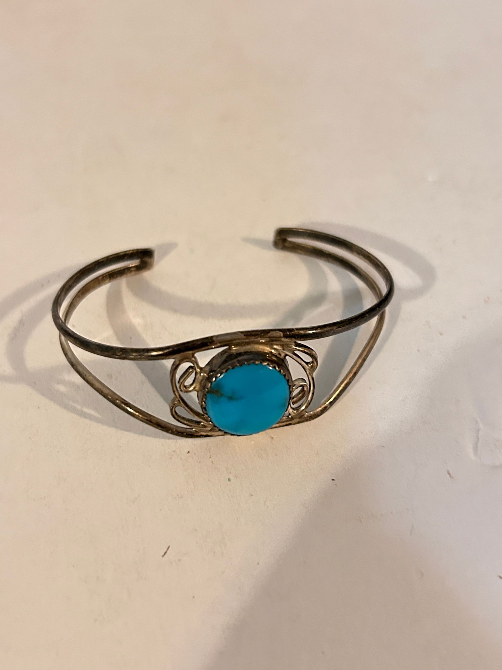 Vintage Navajo Signed TT Tommy Tso Sterling Silver Turquoise Cuff Bracelet 10 grams 4": Vintage Navajo Signed TT Tommy Tso Sterling Silver Turquoise Cuff Bracelet 10 grams 4" Please view all photos as they are part of the description and condition of this Item, Feel free to contact me wi