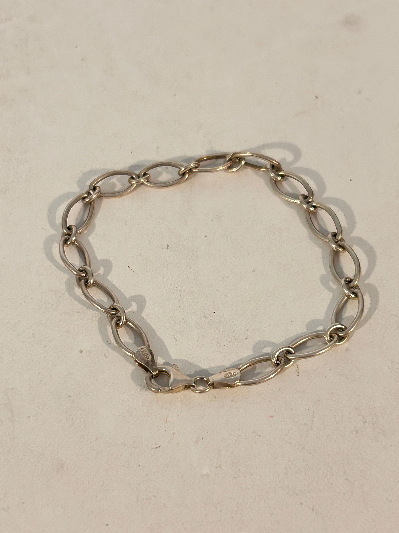 Vintage Sterling Silver Italy Bracelet 7 " 7 grams: Vintage Sterling Silver Italy Bracelet 7 " 7 grams Please view all photos as they are part of the description and condition of this Item, Feel free to contact me with questions or picture requests! Us