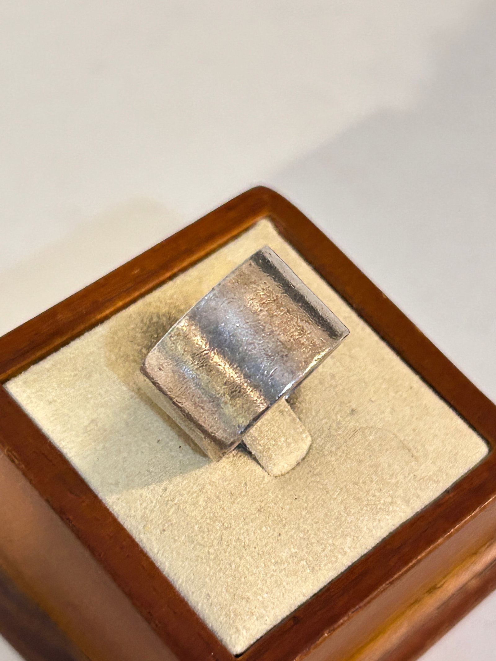 Vintage Sterling Silver Modernist wide band Ring sz 8 11 grams: Vintage Sterling Silver Modernist wide band Ring sz 8 11 grams Please view all photos as they are part of the description and condition of this Item, Feel free to contact me with questions or picture 
