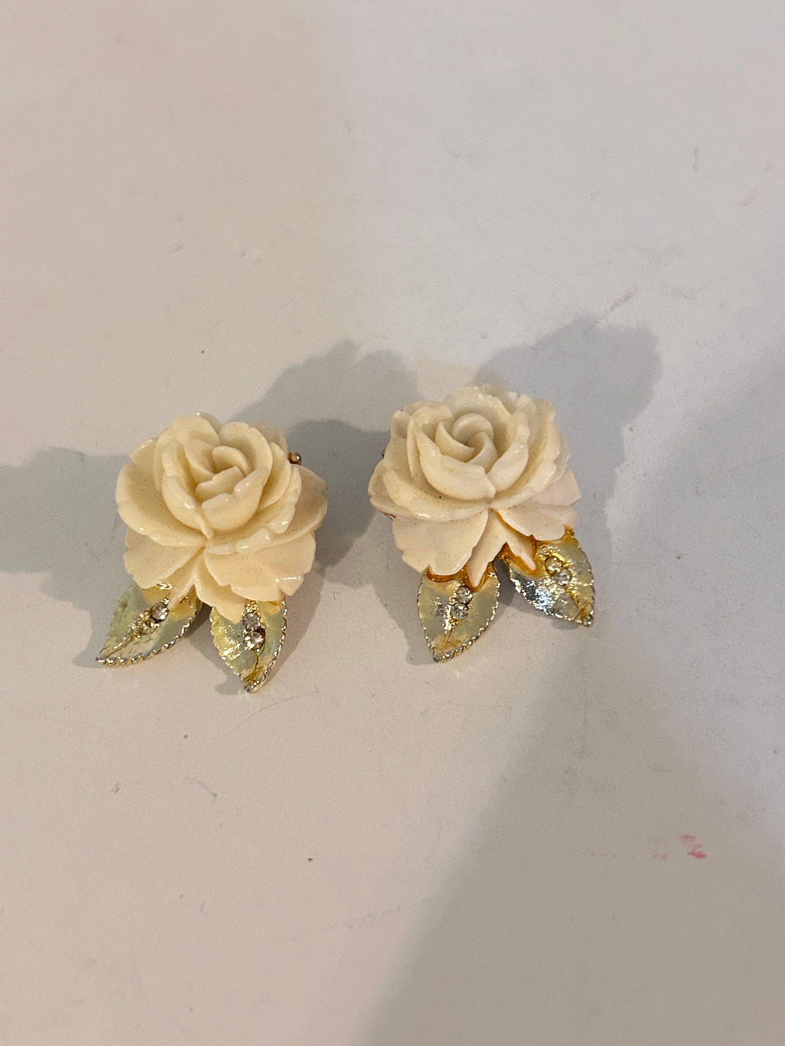 Vintage white flower Earrings: Vintage white flower Earrings Please view all photos as they are part of the description and condition of this Item, Feel free to contact me with questions or picture requests! Used Item AS IS