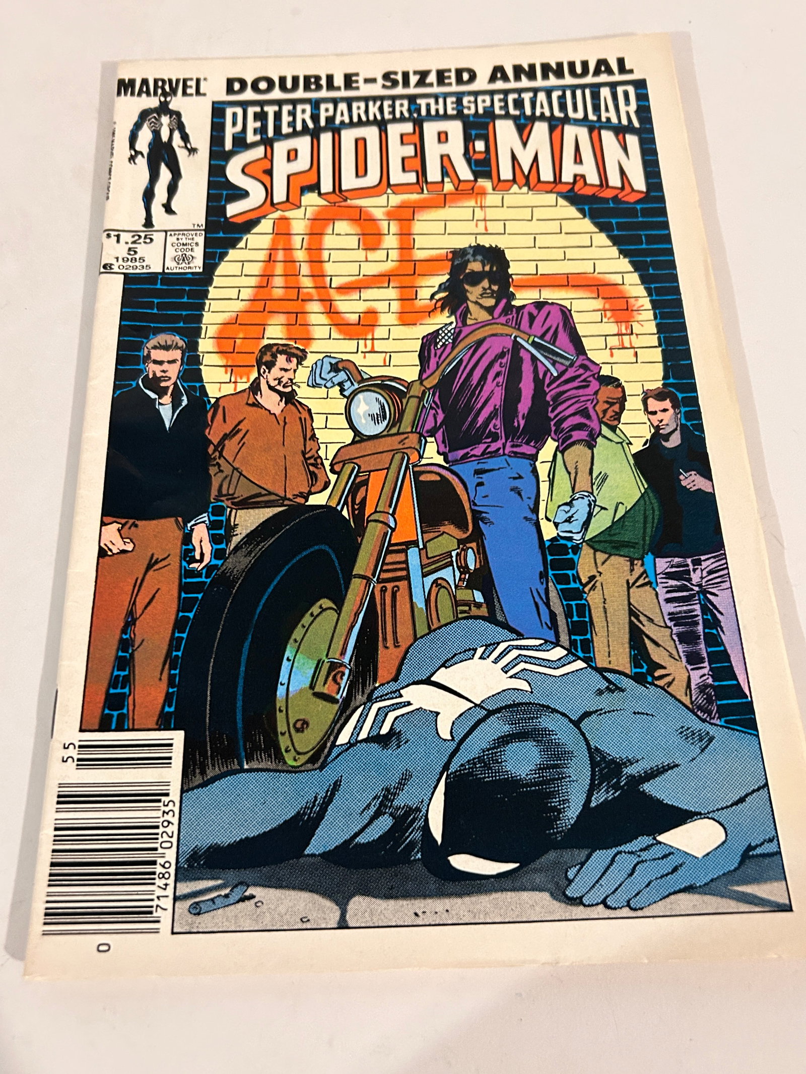 Vintage Comic Book Spectacular Spider-Man Annual # 5: Vintage Comic Book Spectacular Spider-Man Annual # 5 Please view all photos as they are part of the description and condition of this Item, Feel free to contact me with questions or picture requests! 
