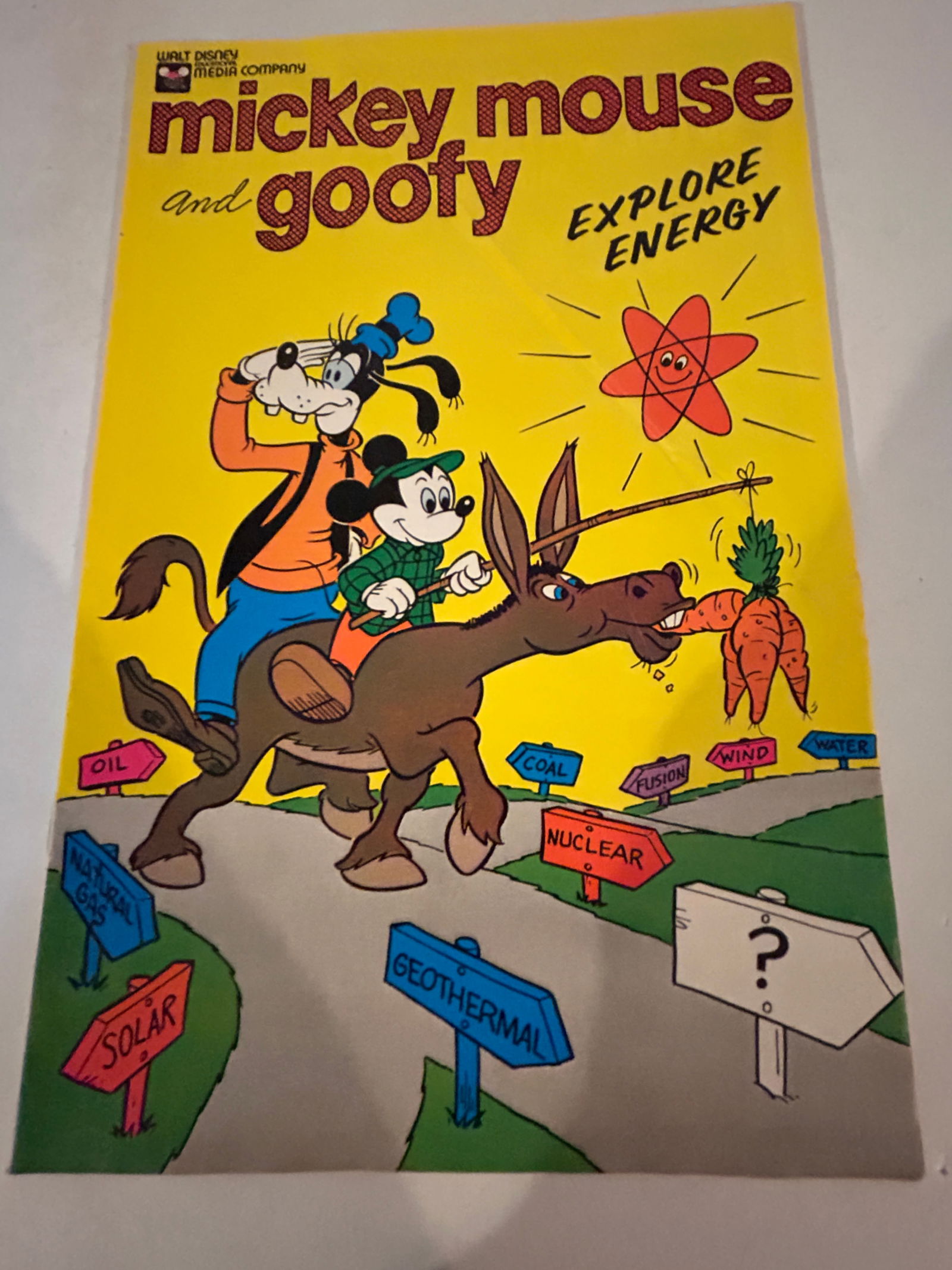 Vintage Comic Book Mickey Mouse & Goofy #: Vintage Comic Book Mickey Mouse & Goofy # Please view all photos as they are part of the description and condition of this Item, Feel free to contact me with questions or picture requests! Used Item A
