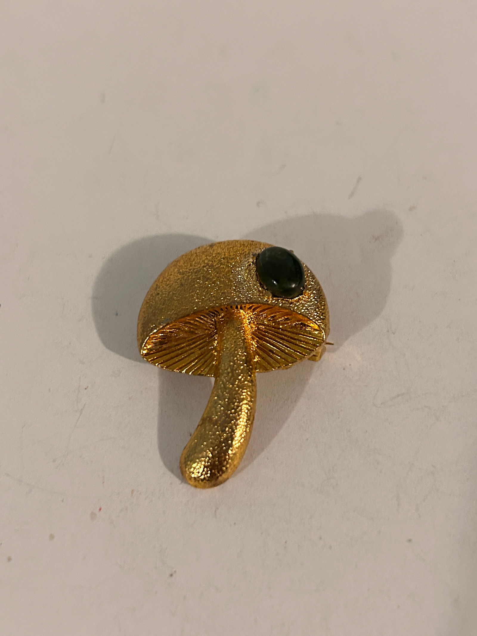 RARE Vintage Gold Tone Mushroom Brooch Pin Pendant w/Green Stone: RARE Vintage Gold Tone Mushroom Brooch Pin Pendant w/Green Stone Please view all photos as they are part of the description and condition of this Item, Feel free to contact me with questions or pictur