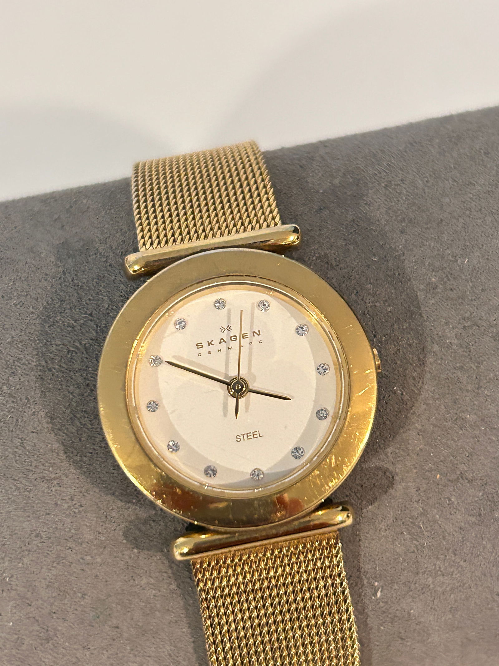 Skagen Denmark Steel goldtone Women’s Watch Slim Mesh Band working band has a crink in it (1 of 6)