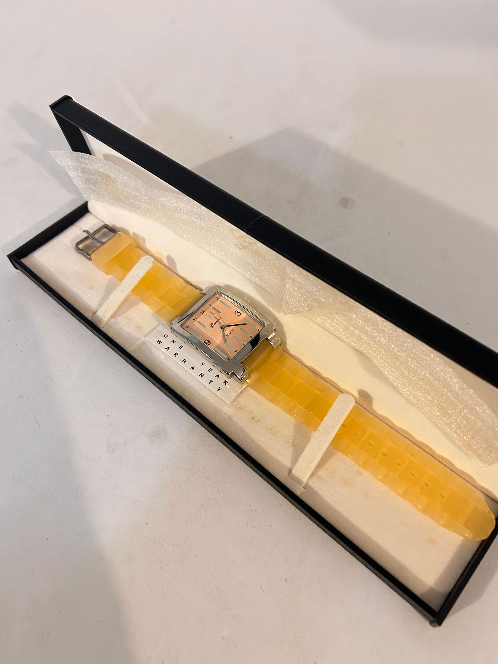 New Genevex Women's Dress Quartz Wristwatch: New Genevex Women's Dress Quartz Wristwatch Please view all photos as they are part of the description and condition of this Item, Feel free to contact me with questions or picture requests! Used Item