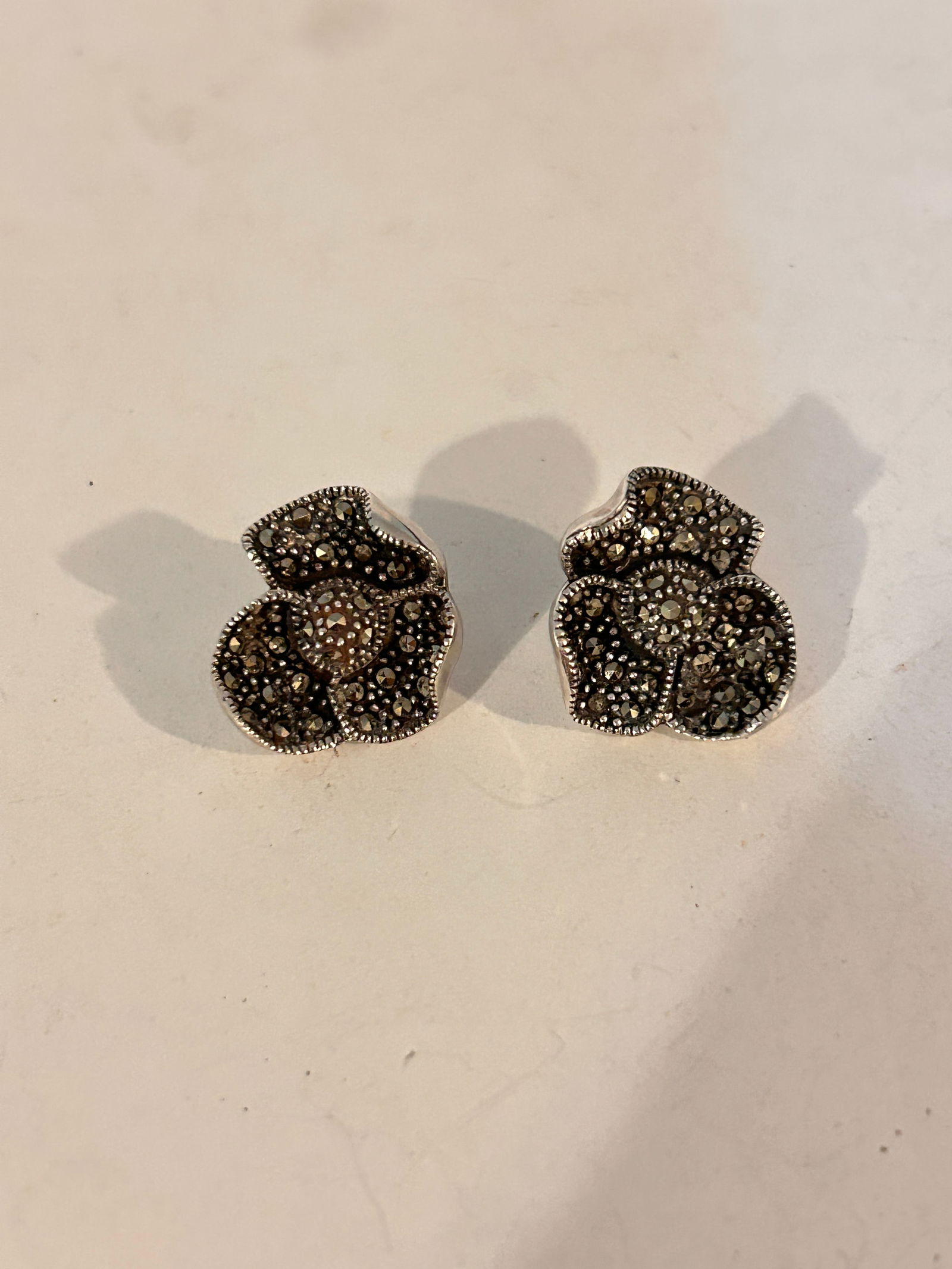 Vintage Sterling Silver marcasite Earrings 8 grams: Vintage Sterling Silver marcasite Earrings 8 grams Please view all photos as they are part of the description and condition of this Item, Feel free to contact me with questions or picture requests! Us