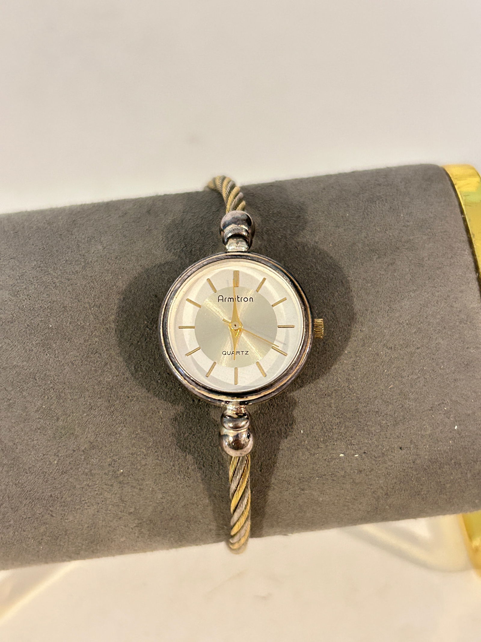 Vintage Armitron Women's Watch 25/4720 needs bat (1 of 4)