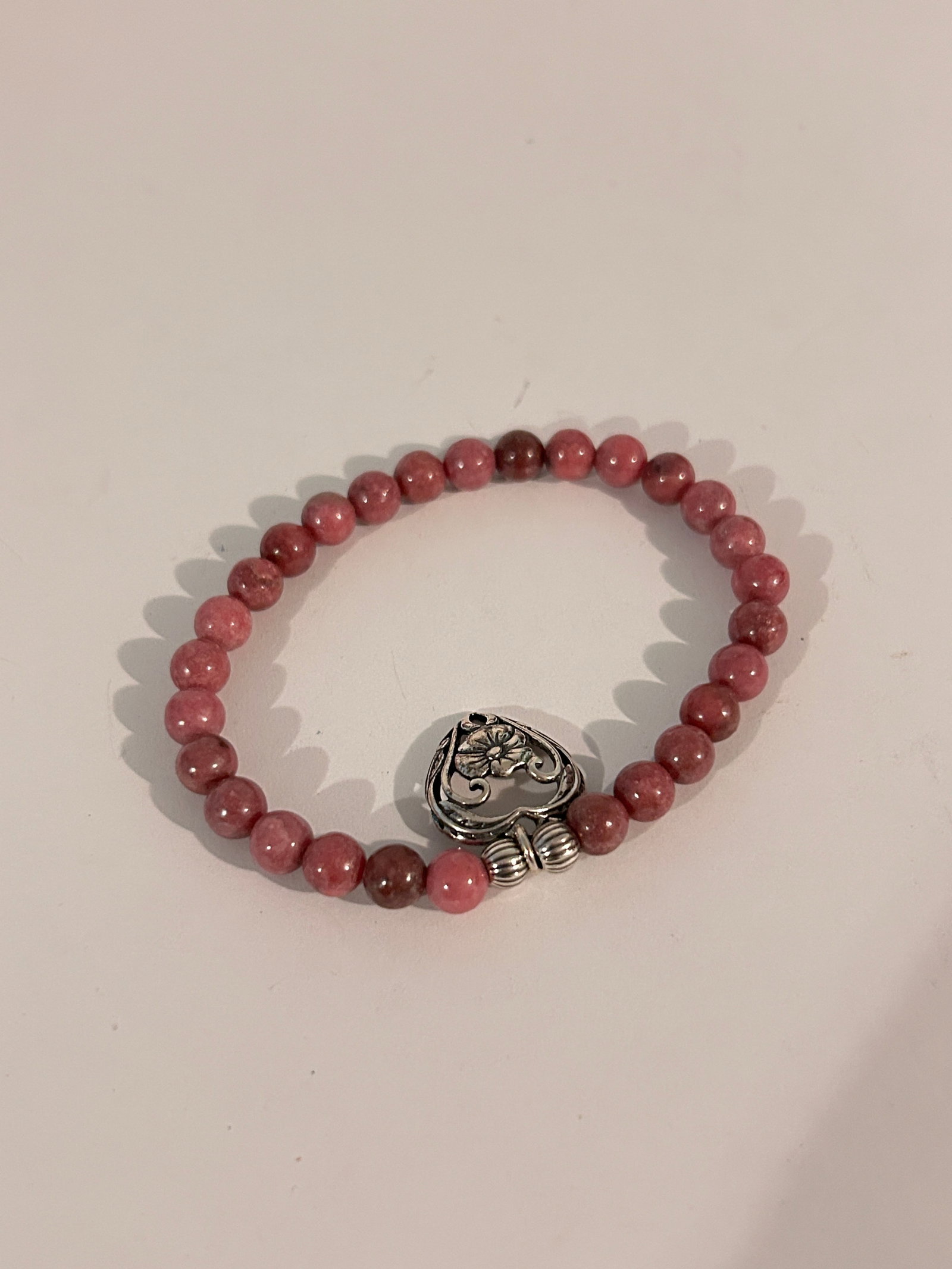 Vintage Pink Rhodonite Stretch Bracelet with Etched Heart Pendant: Vintage Pink Rhodonite Stretch Bracelet with Etched Heart Pendant Please view all photos as they are part of the description and condition of this Item, Feel free to contact me with questions or pictu