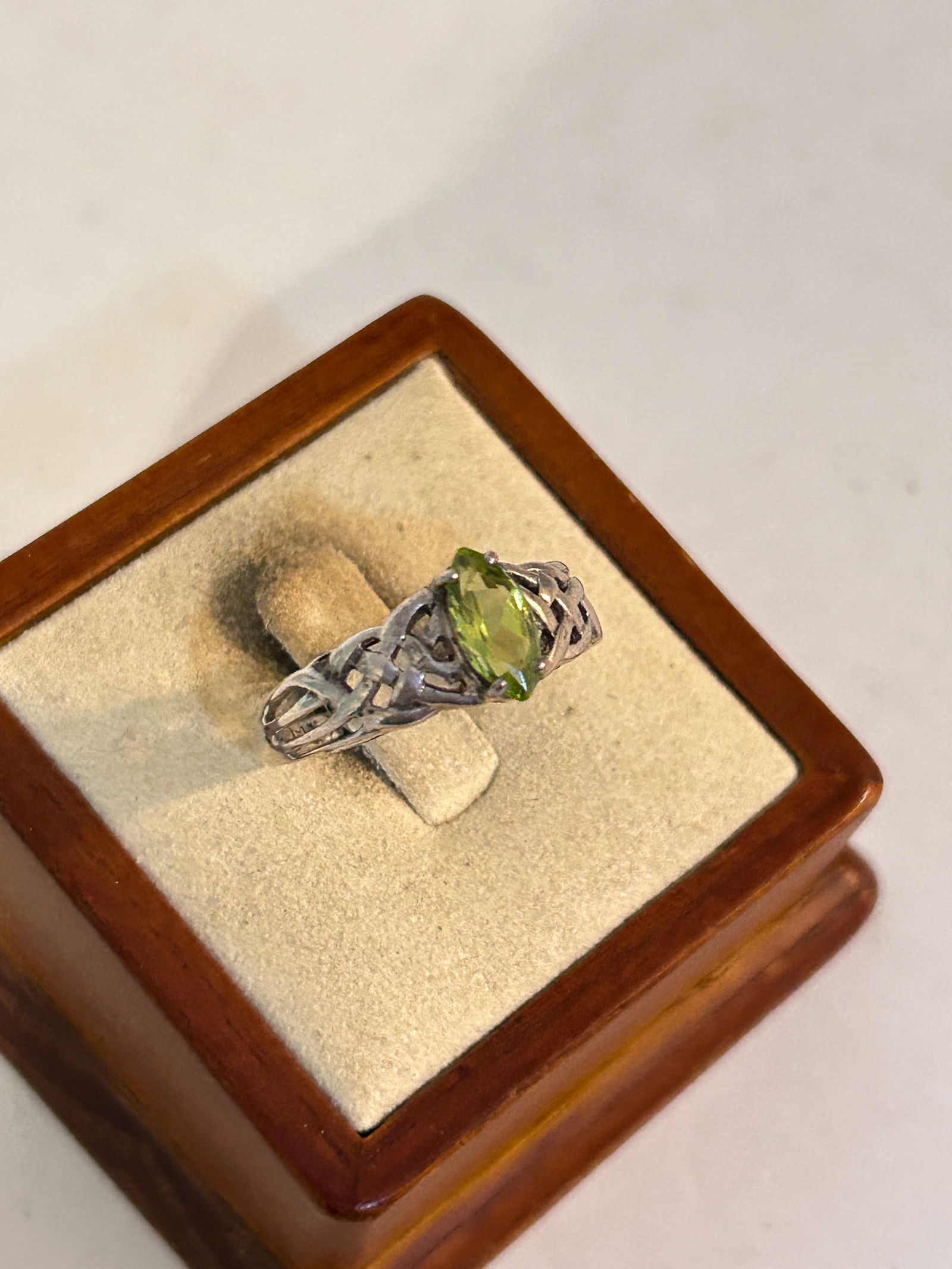 Vintage Sterling Silver Green Rhinestone Ring Sz 10: Vintage Sterling Silver Green Rhinestone Ring Sz 10 Please view all photos as they are part of the description and condition of this Item, Feel free to contact me with questions or picture requests! U