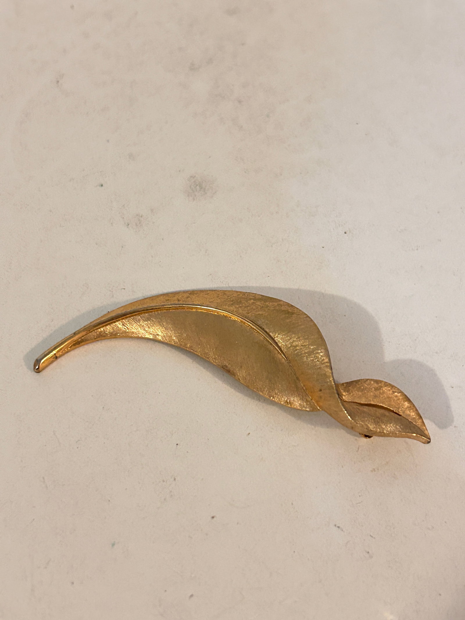 Vintage Gold Tone Trifari leaf Brooch: Vintage Gold Tone Trifari leaf Brooch Please view all photos as they are part of the description and condition of this Item, Feel free to contact me with questions or picture requests! Used Item AS IS