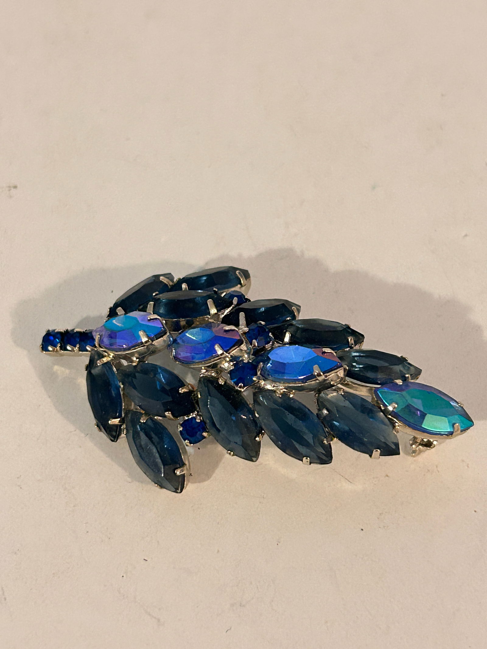 Vintage Rhinestone leaf Brooch: Vintage Rhinestone leaf Brooch Please view all photos as they are part of the description and condition of this Item, Feel free to contact me with questions or picture requests! Used Item AS IS