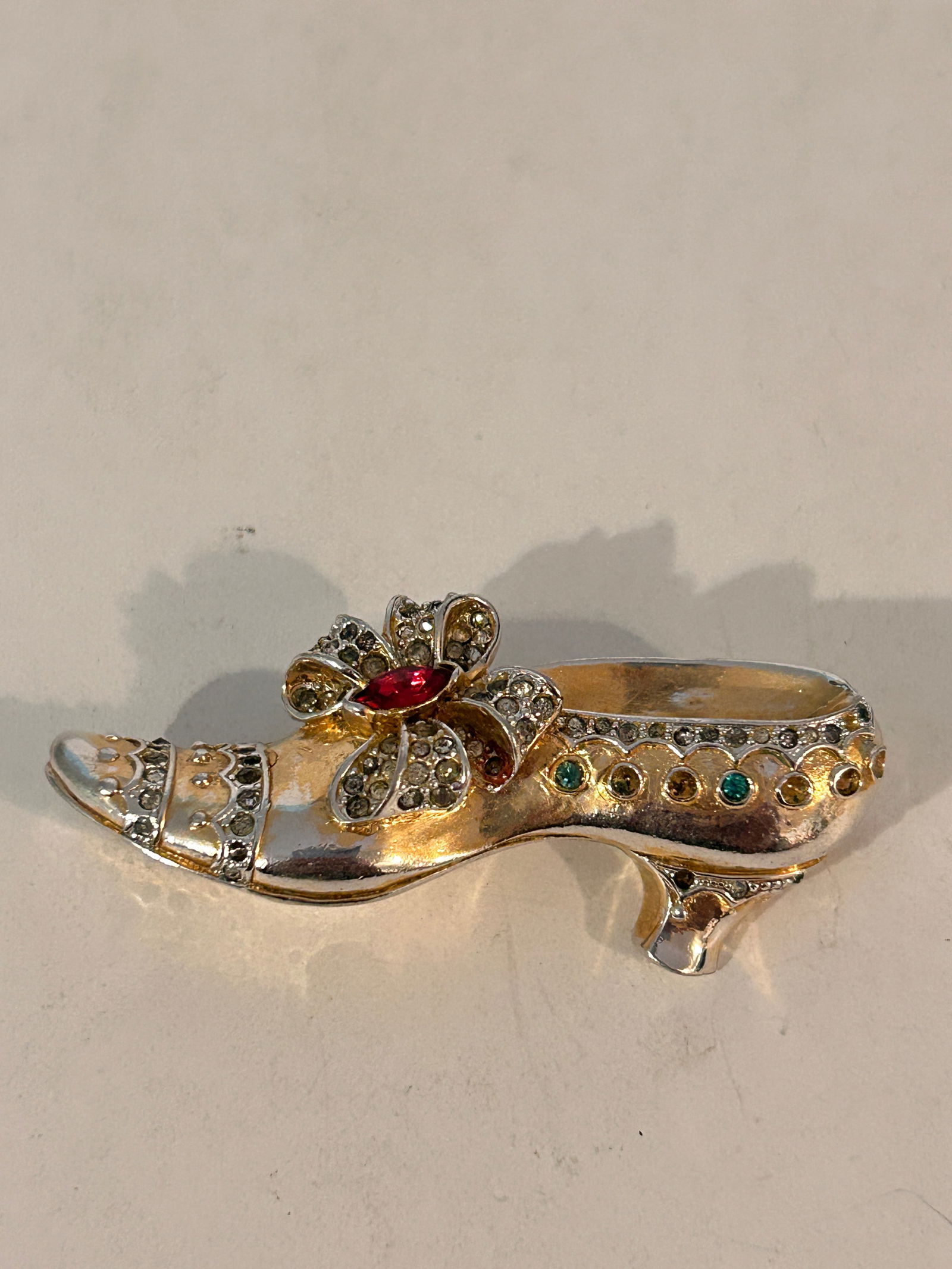 Vintage Coro Signed Gold Tone Bow Ribbon Shoe Brooch Pin missing some stones: Vintage Coro Signed Gold Tone Bow Ribbon Shoe Brooch Pin missing some stones Please view all photos as they are part of the description and condition of this Item, Feel free to contact me with questio