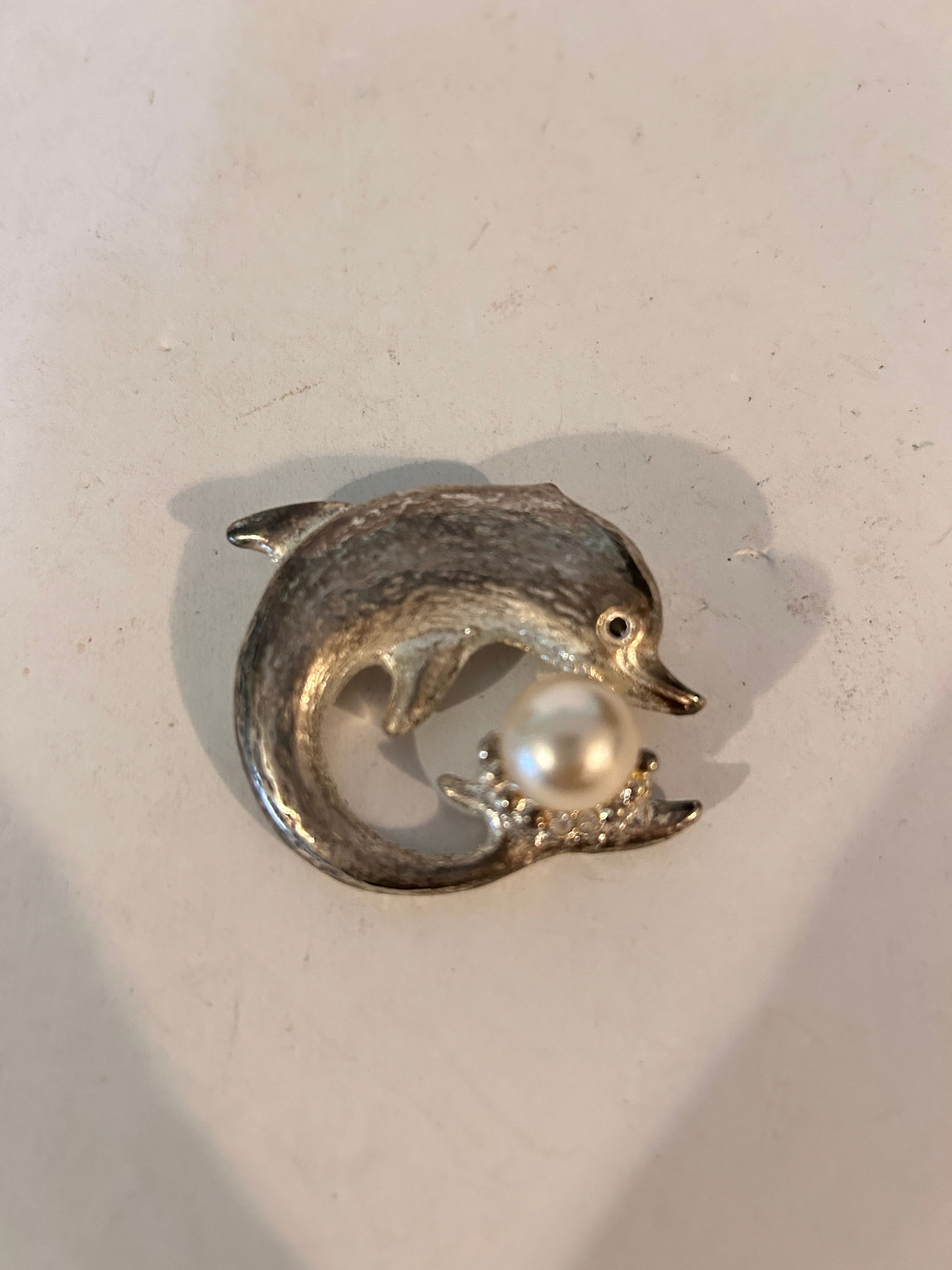 Vintage Silver Tone Dolphin Brooch: Vintage Silver Tone Dolphin Brooch Please view all photos as they are part of the description and condition of this Item, Feel free to contact me with questions or picture requests! Used Item AS IS