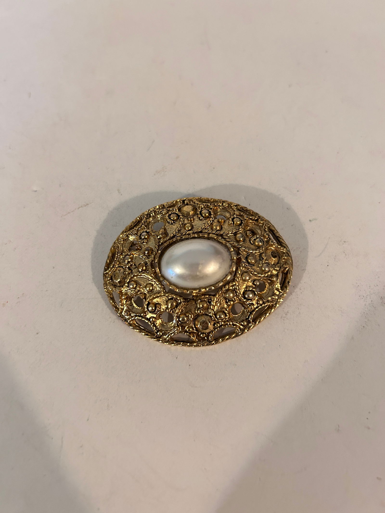 Vintage Gold Tone Faux Pearl Brooch: Vintage Gold Tone Faux Pearl Brooch Please view all photos as they are part of the description and condition of this Item, Feel free to contact me with questions or picture requests! Used Item AS IS