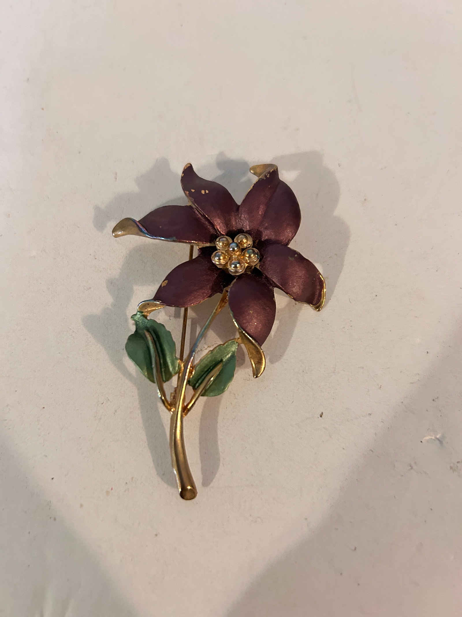 Vintage Gold Tone Flower Brooch: Vintage Gold Tone Flower Brooch Please view all photos as they are part of the description and condition of this Item, Feel free to contact me with questions or picture requests! Used Item AS IS