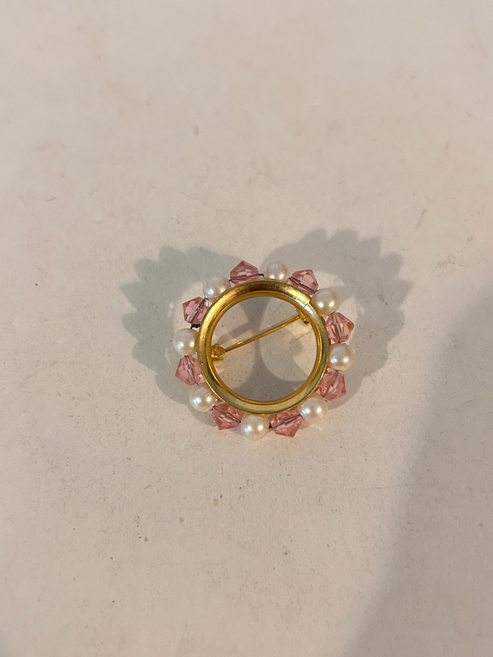 Vintage Gold Tone Brooch: Vintage Gold Tone Brooch Please view all photos as they are part of the description and condition of this Item, Feel free to contact me with questions or picture requests! Used Item AS IS