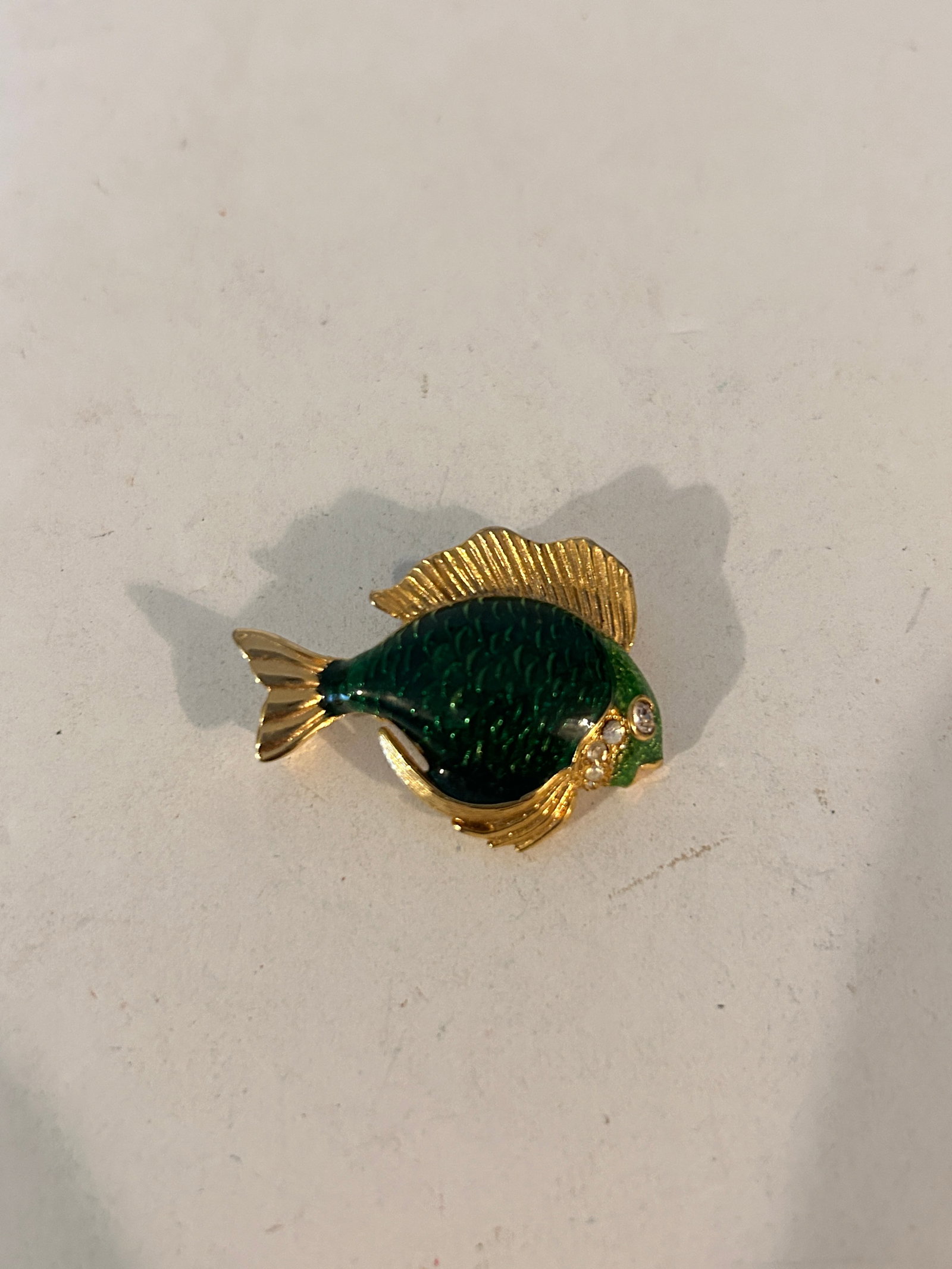 Vintage Gold Tone Lia Fish Brooch: Vintage Gold Tone Lia Fish Brooch Please view all photos as they are part of the description and condition of this Item, Feel free to contact me with questions or picture requests! Used Item AS IS