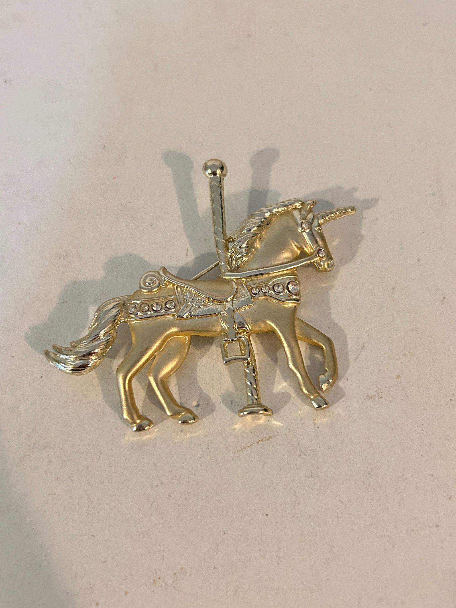 Vintage Gold Tone Unicorn Brooch: Vintage Gold Tone Unicorn Brooch Please view all photos as they are part of the description and condition of this Item, Feel free to contact me with questions or picture requests! Used Item AS IS