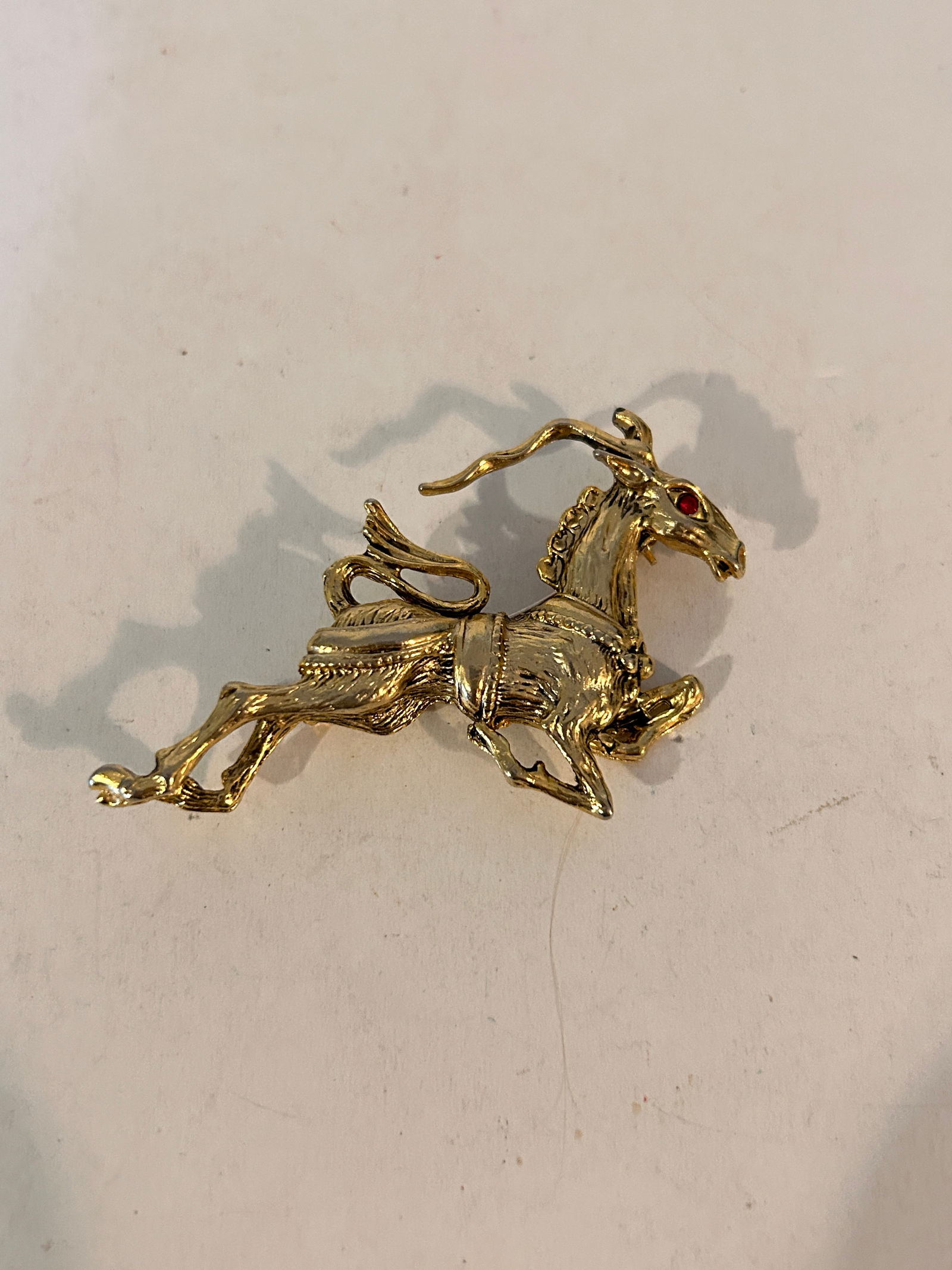 Vintage Gold Tone Ram Brooch: Vintage Gold Tone Ram Brooch Please view all photos as they are part of the description and condition of this Item, Feel free to contact me with questions or picture requests! Used Item AS IS