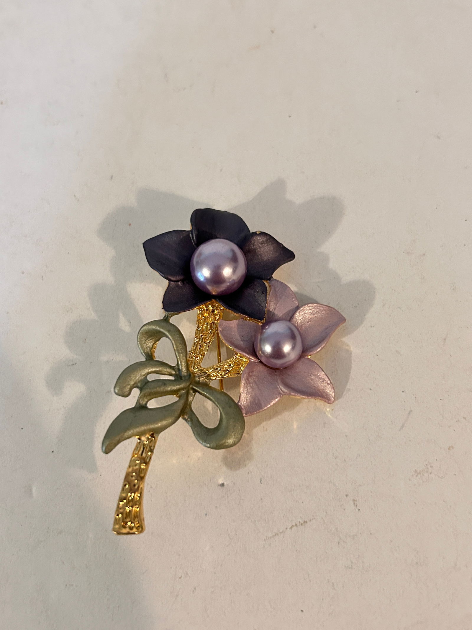 Vintage Gold Tone Enamel Faux Pearl Flower Brooch: Vintage Gold Tone Enamel Faux Pearl Flower Brooch Please view all photos as they are part of the description and condition of this Item, Feel free to contact me with questions or picture requests! Use