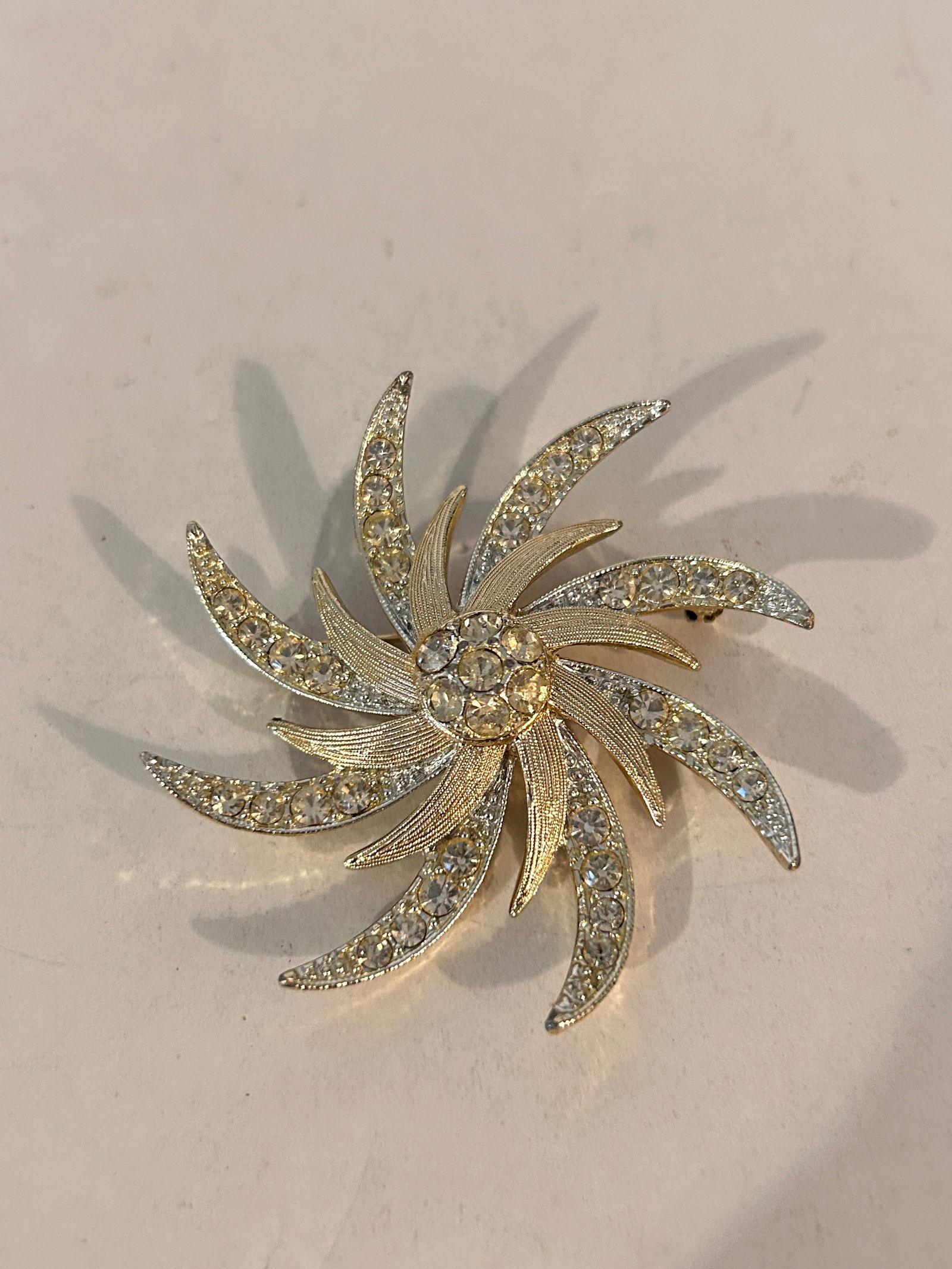 Vintage Silver Tone Sarah Cov rhinestone Brooch: Vintage Silver Tone Sarah Cov rhinestone Brooch Please view all photos as they are part of the description and condition of this Item, Feel free to contact me with questions or picture requests! Used