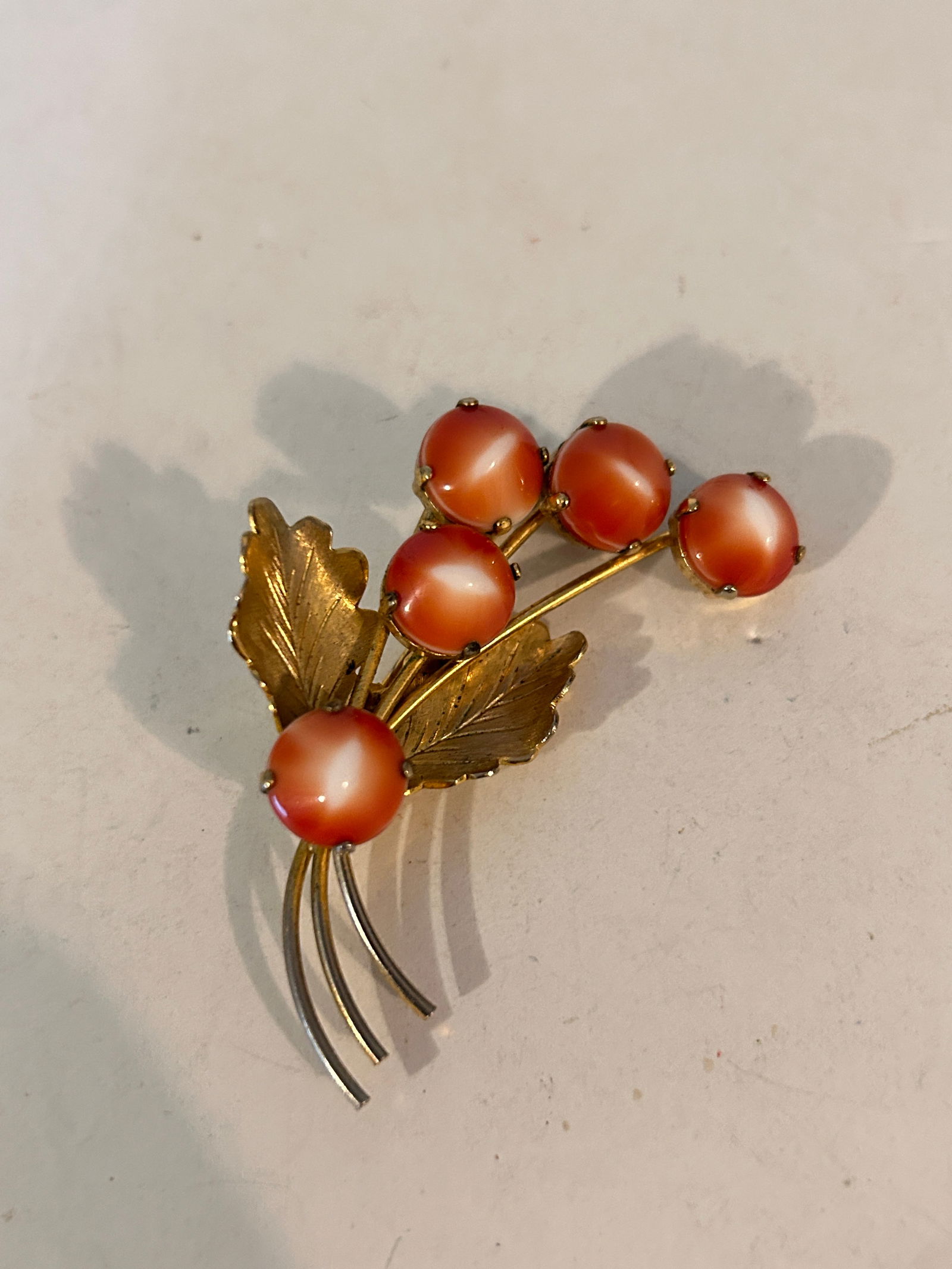 Vintage Gold Tone Floral unsigned Brooch: Vintage Gold Tone Floral unsigned Brooch Please view all photos as they are part of the description and condition of this Item, Feel free to contact me with questions or picture requests! Used Item AS