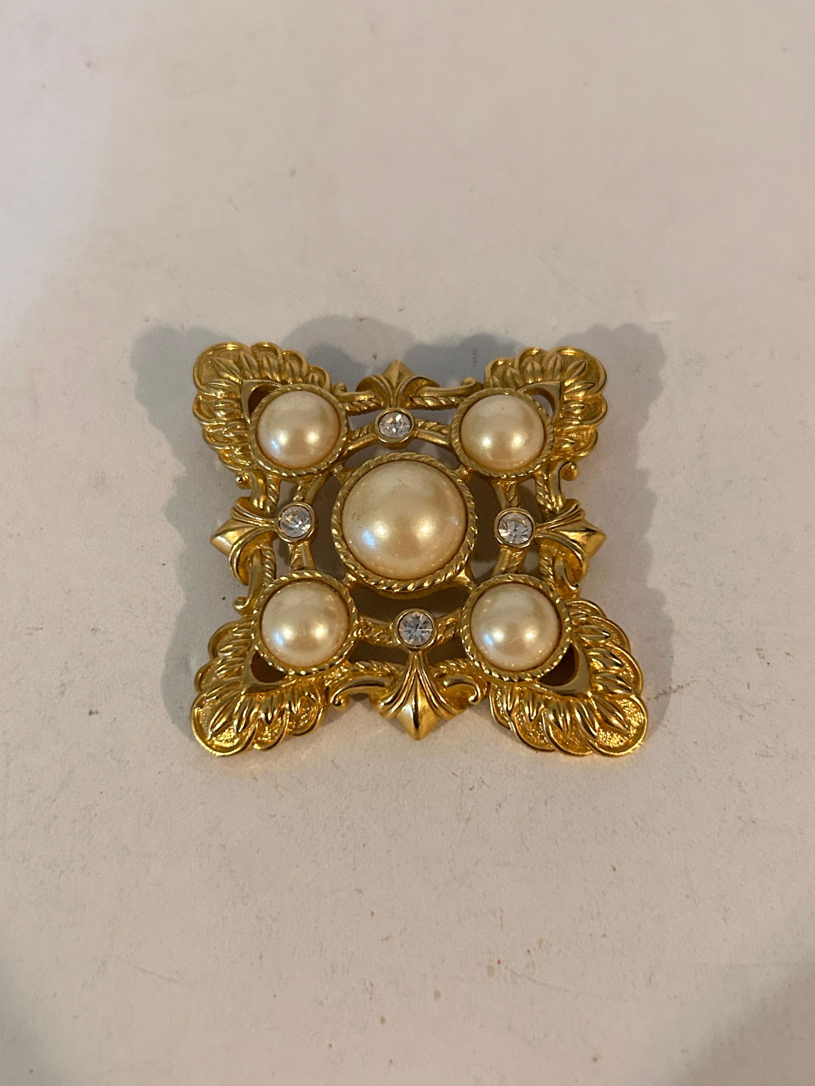 Vintage KJL Kenneth Jay Lane For AVON Faux Pearl Cabochon Pendant: Vintage KJL Kenneth Jay Lane For AVON Faux Pearl Cabochon Pendant Please view all photos as they are part of the description and condition of this Item, Feel free to contact me with questions or pictu