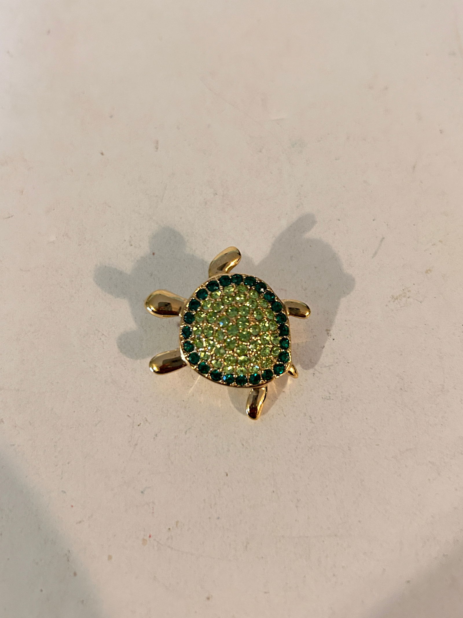 Vintage Gold Tone Monet Green Rhinestone Brooch: Vintage Gold Tone Monet Green Rhinestone Brooch Please view all photos as they are part of the description and condition of this Item, Feel free to contact me with questions or picture requests! Used