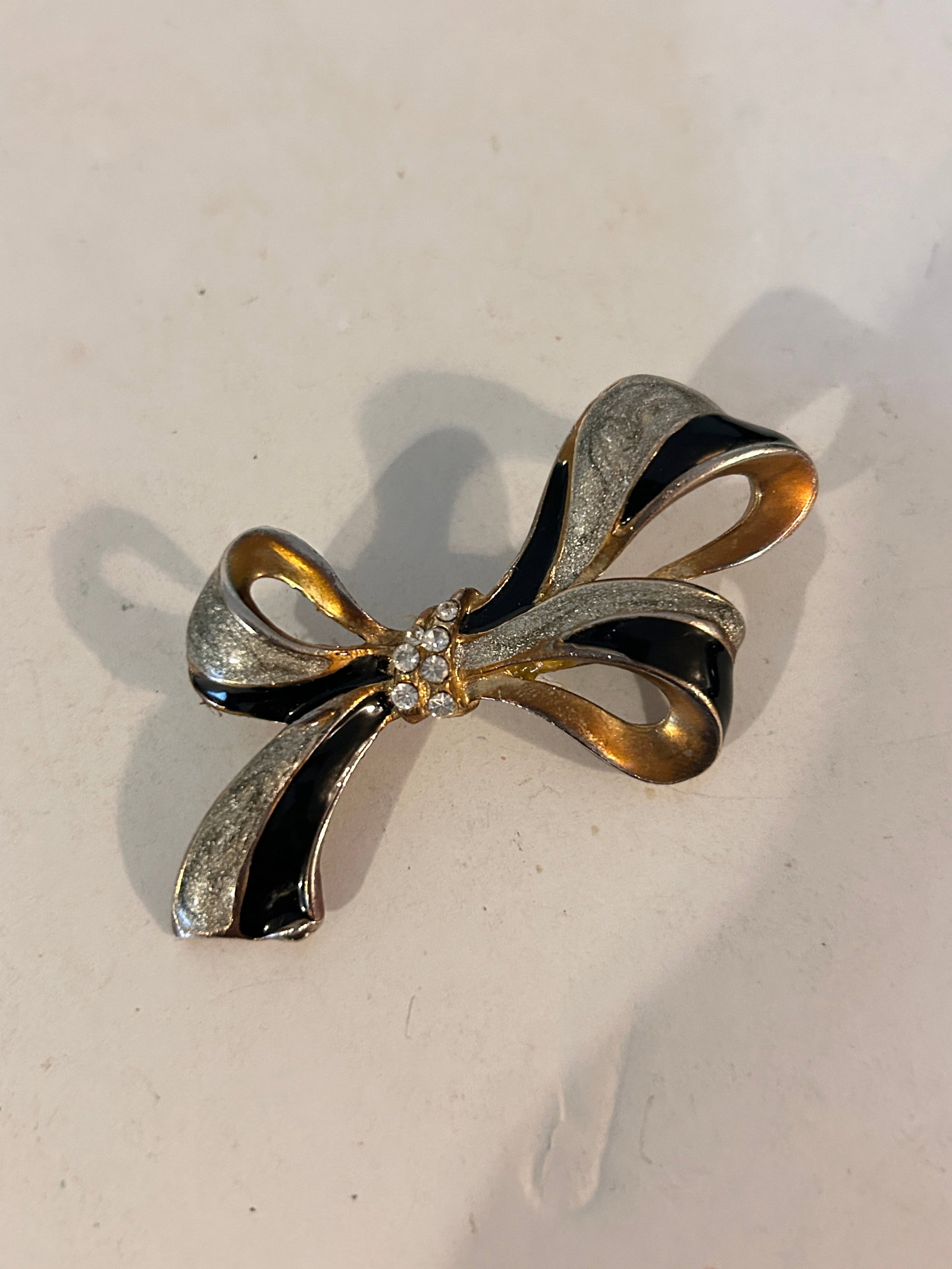 Vintage Gold Tone Enamel Brooch: Vintage Gold Tone Enamel Brooch Please view all photos as they are part of the description and condition of this Item, Feel free to contact me with questions or picture requests! Used Item AS IS