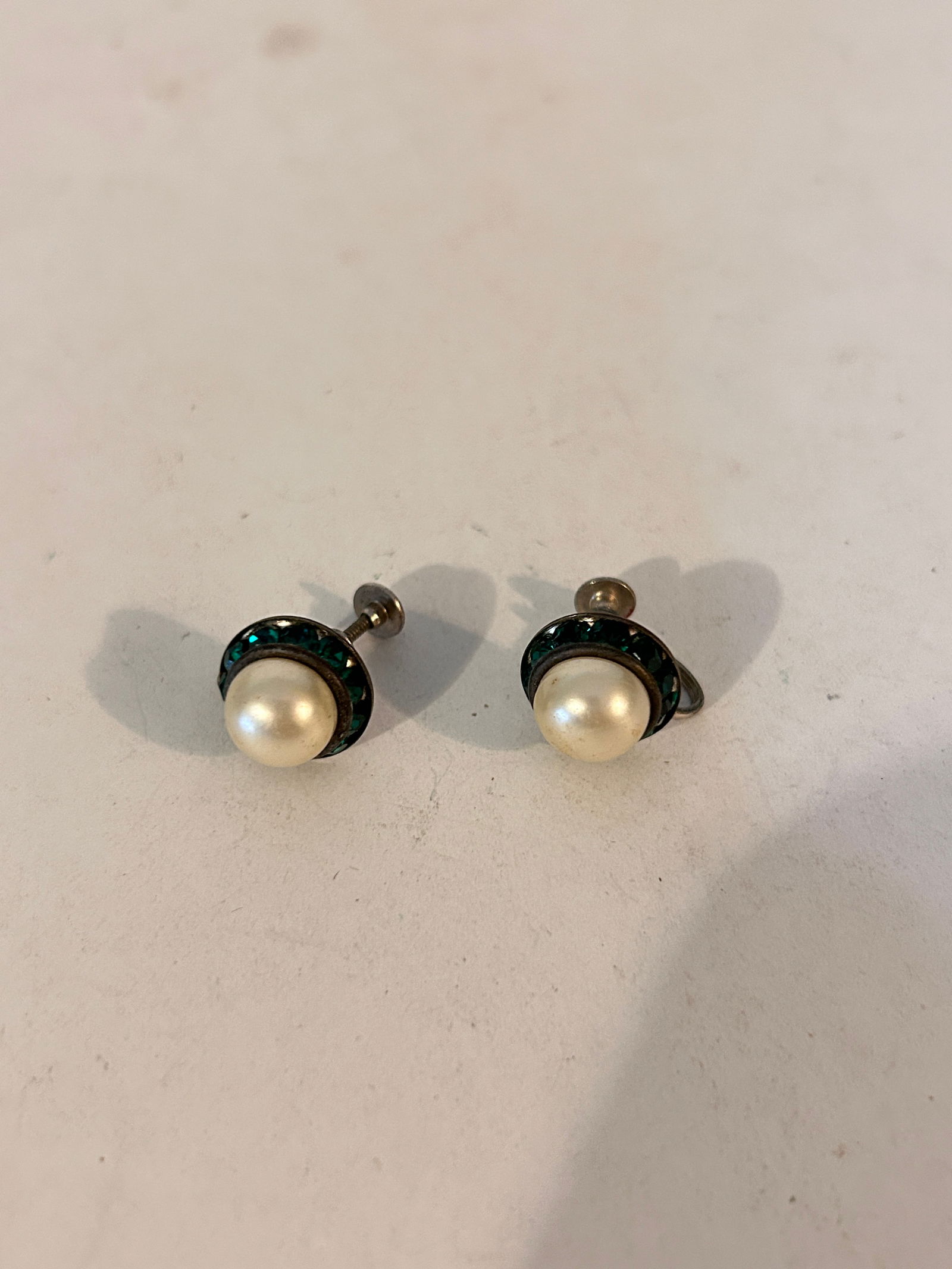 Vintage Faux Pearl green rhinestone Earrings: Vintage Faux Pearl green rhinestone Earrings Please view all photos as they are part of the description and condition of this Item, Feel free to contact me with questions or picture requests! Used Ite