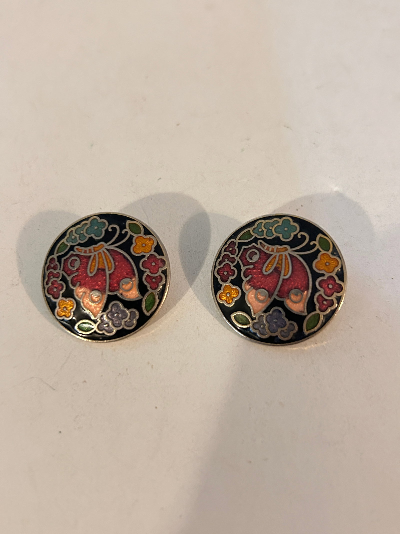 Vintage Cloisonne round butterfly Earrings: Vintage Cloisonne round butterfly Earrings Please view all photos as they are part of the description and condition of this Item, Feel free to contact me with questions or picture requests! Used Item