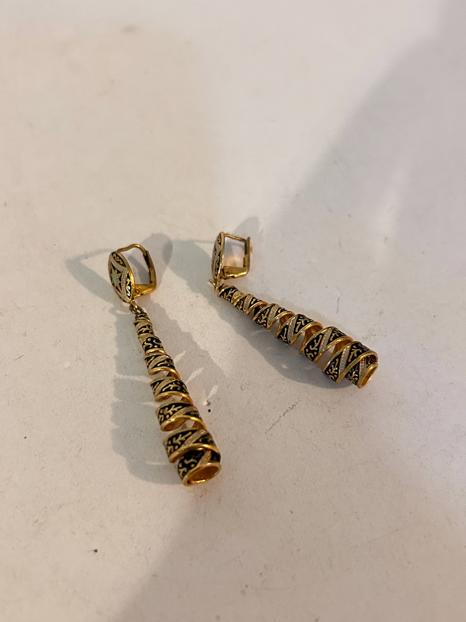 Vintage Damascene twirl Earrings: Vintage Damascene twirl Earrings Please view all photos as they are part of the description and condition of this Item, Feel free to contact me with questions or picture requests! Used Item AS IS