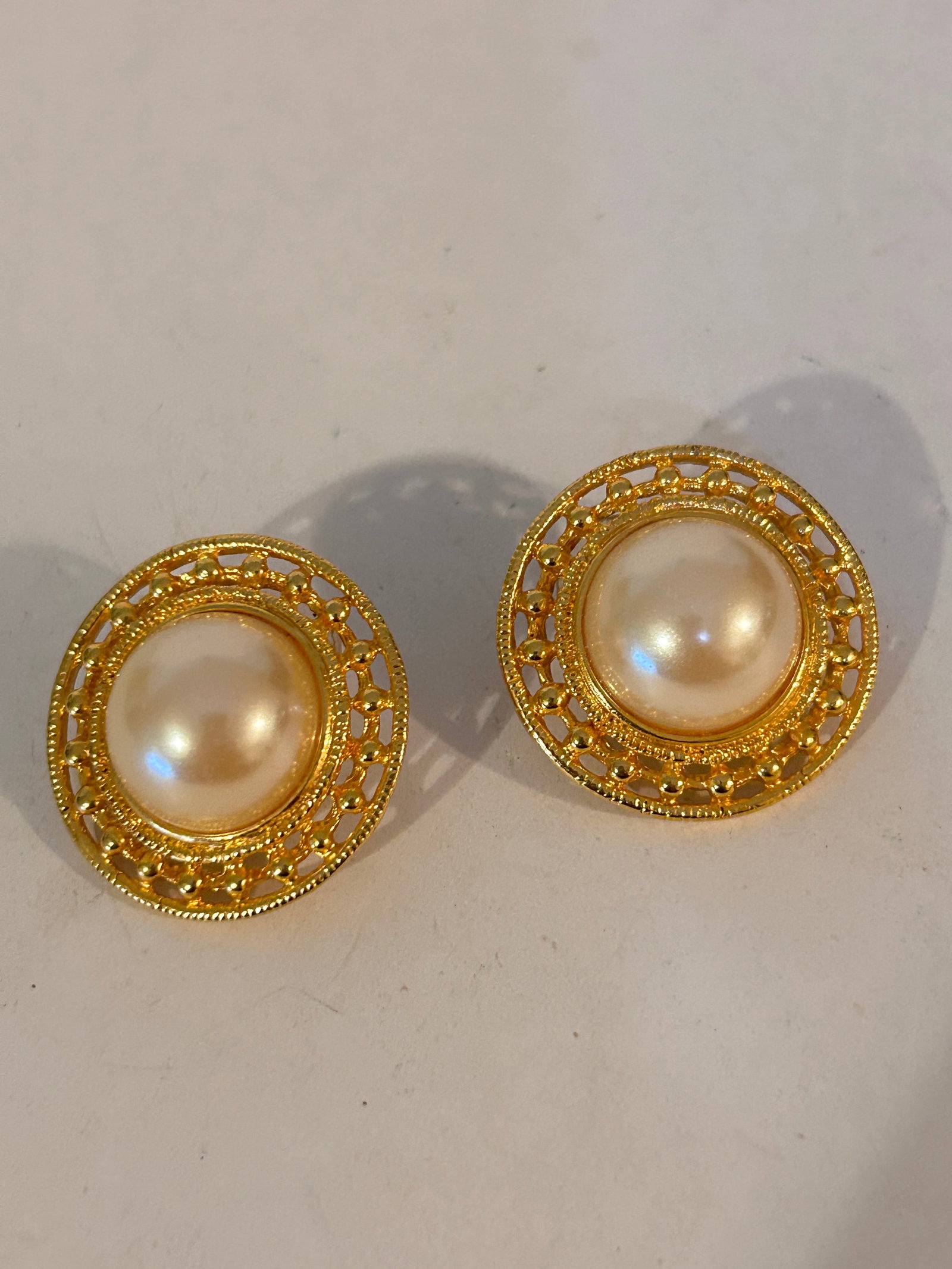 Vintage Goldtone Faux Pearl Earrings: Vintage Goldtone Faux Pearl Earrings Please view all photos as they are part of the description and condition of this Item, Feel free to contact me with questions or picture requests! Used Item AS IS
