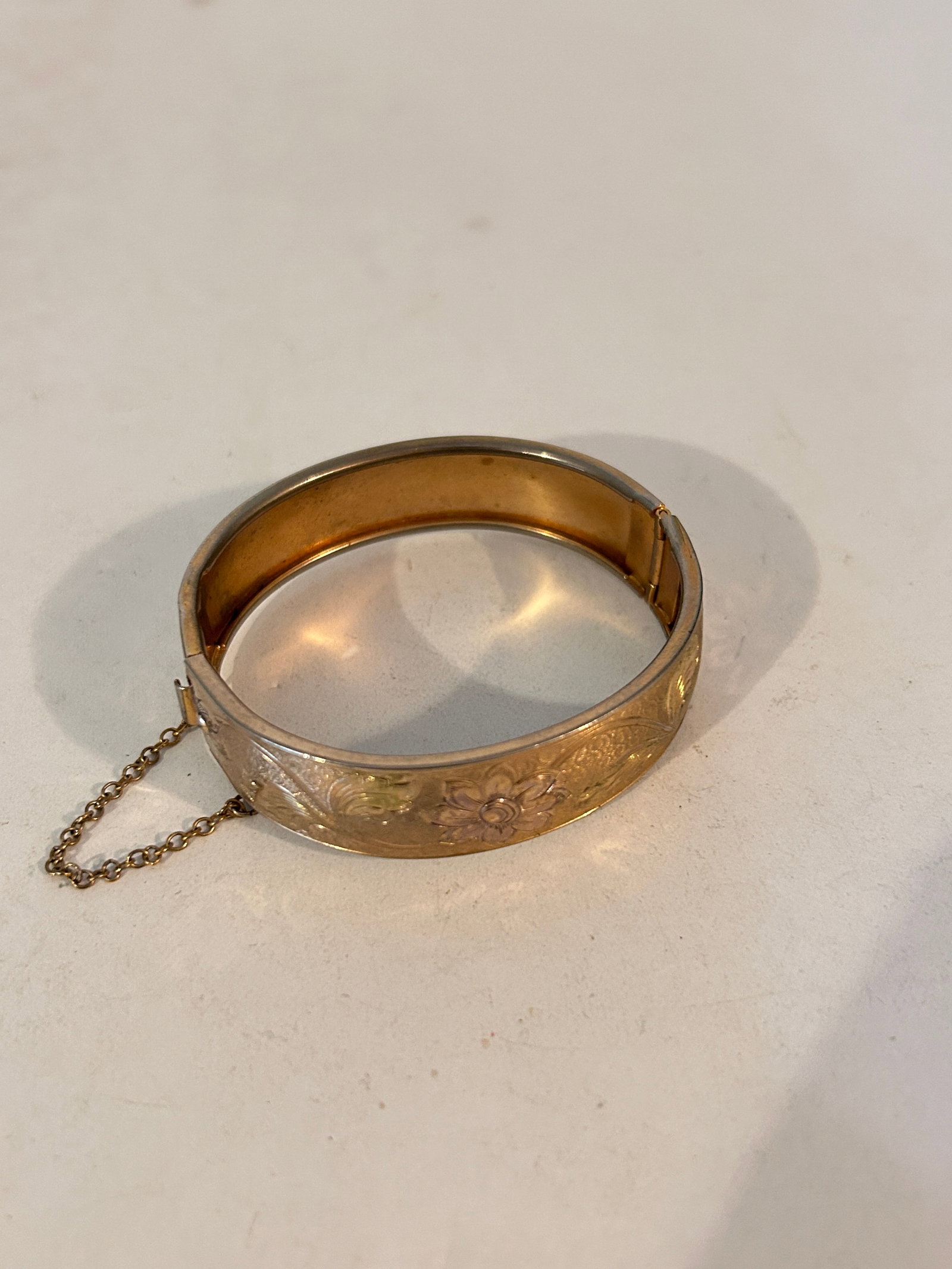Vintage Gold Tone Etched Bracelet 7": Vintage Gold Tone Etched Bracelet 7" Please view all photos as they are part of the description and condition of this Item, Feel free to contact me with questions or picture requests! Used Item AS IS