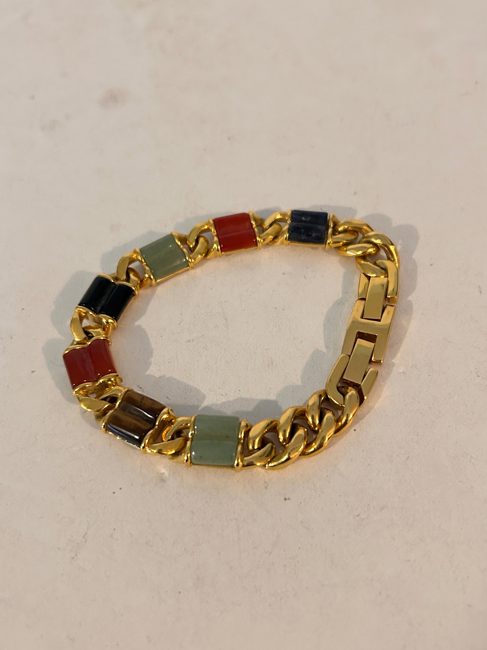 Vintage Gold Tone Bracelet Glass 8": Vintage Gold Tone Bracelet Glass 8" Please view all photos as they are part of the description and condition of this Item, Feel free to contact me with questions or picture requests! Used Item AS IS