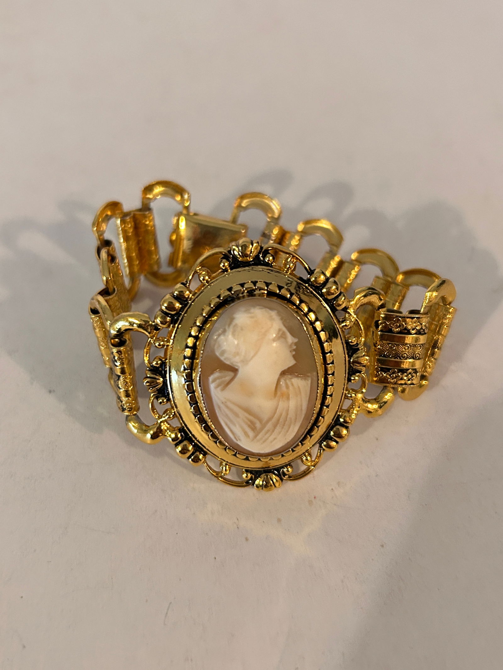 Gold Tone Cameo Bracelet 7" (1 of 4)