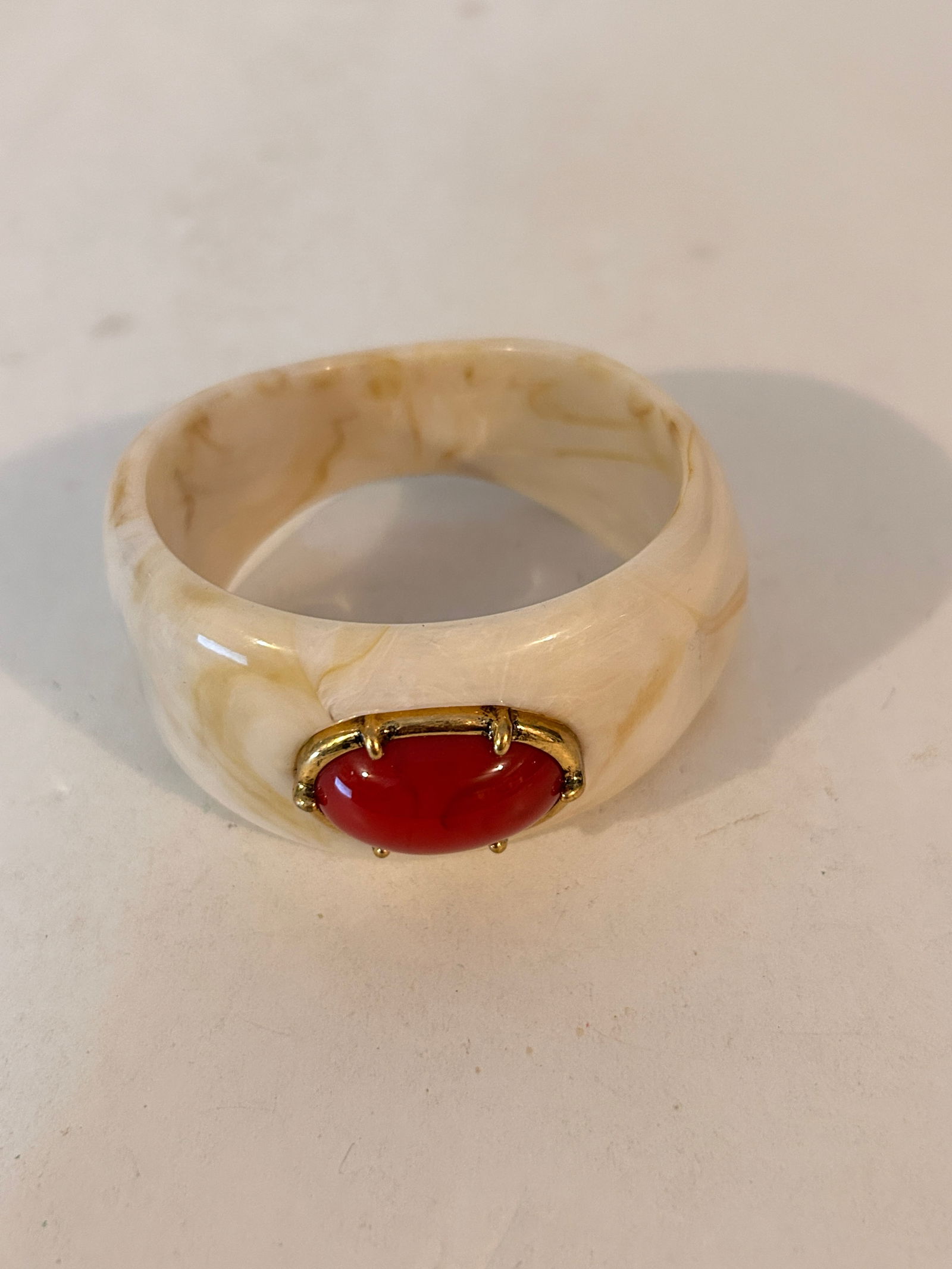 Vintage Stone Insert Resin Bagle Bracelet 8": Vintage Stone Insert Resin Bagle Bracelet 8" Please view all photos as they are part of the description and condition of this Item, Feel free to contact me with questions or picture requests! Used Ite