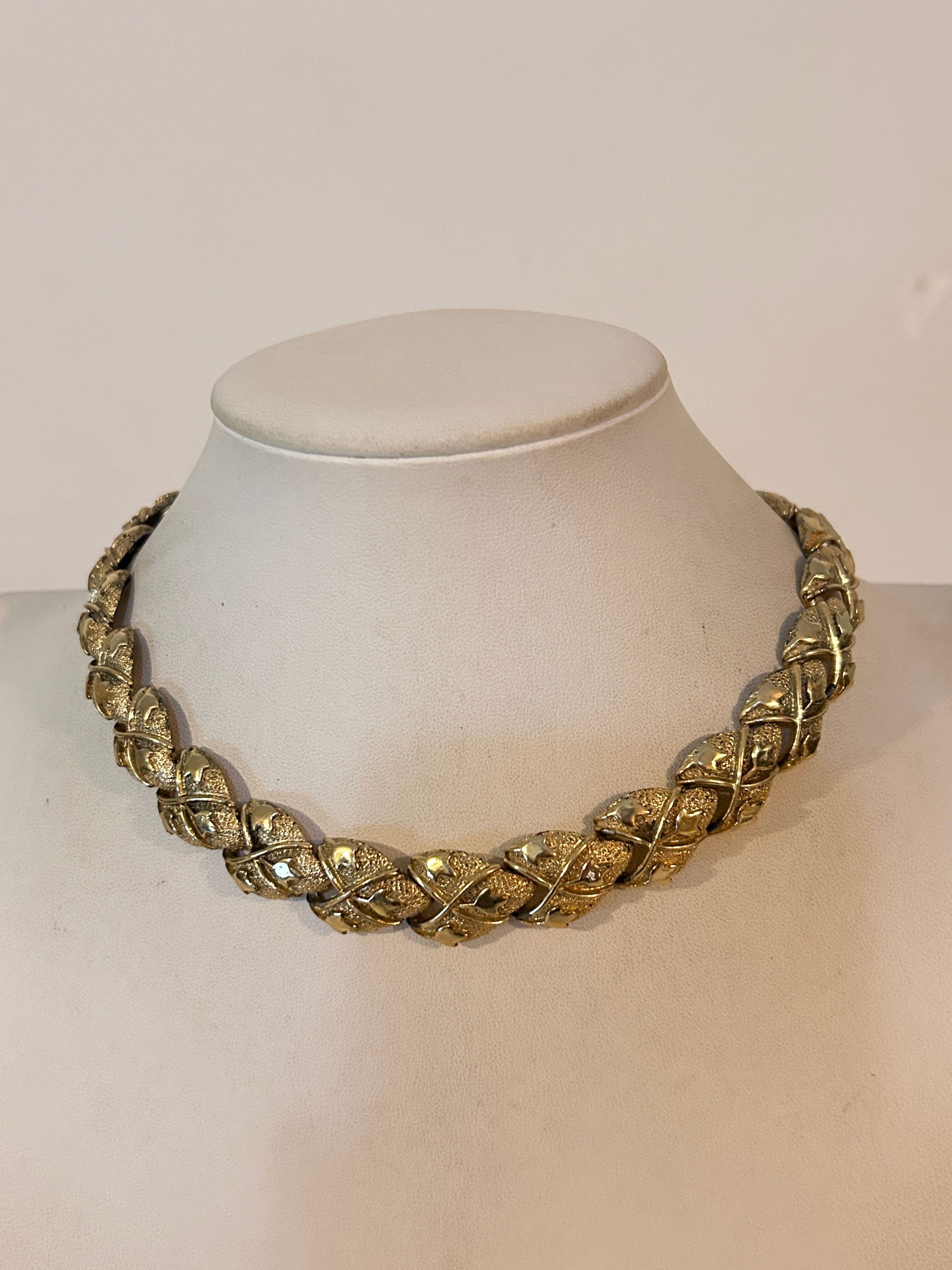 Vintage Gold Tone Coro Necklace 17": Vintage Gold Tone Coro Necklace 17" Please view all photos as they are part of the description and condition of this Item, Feel free to contact me with questions or picture requests! Used Item AS IS