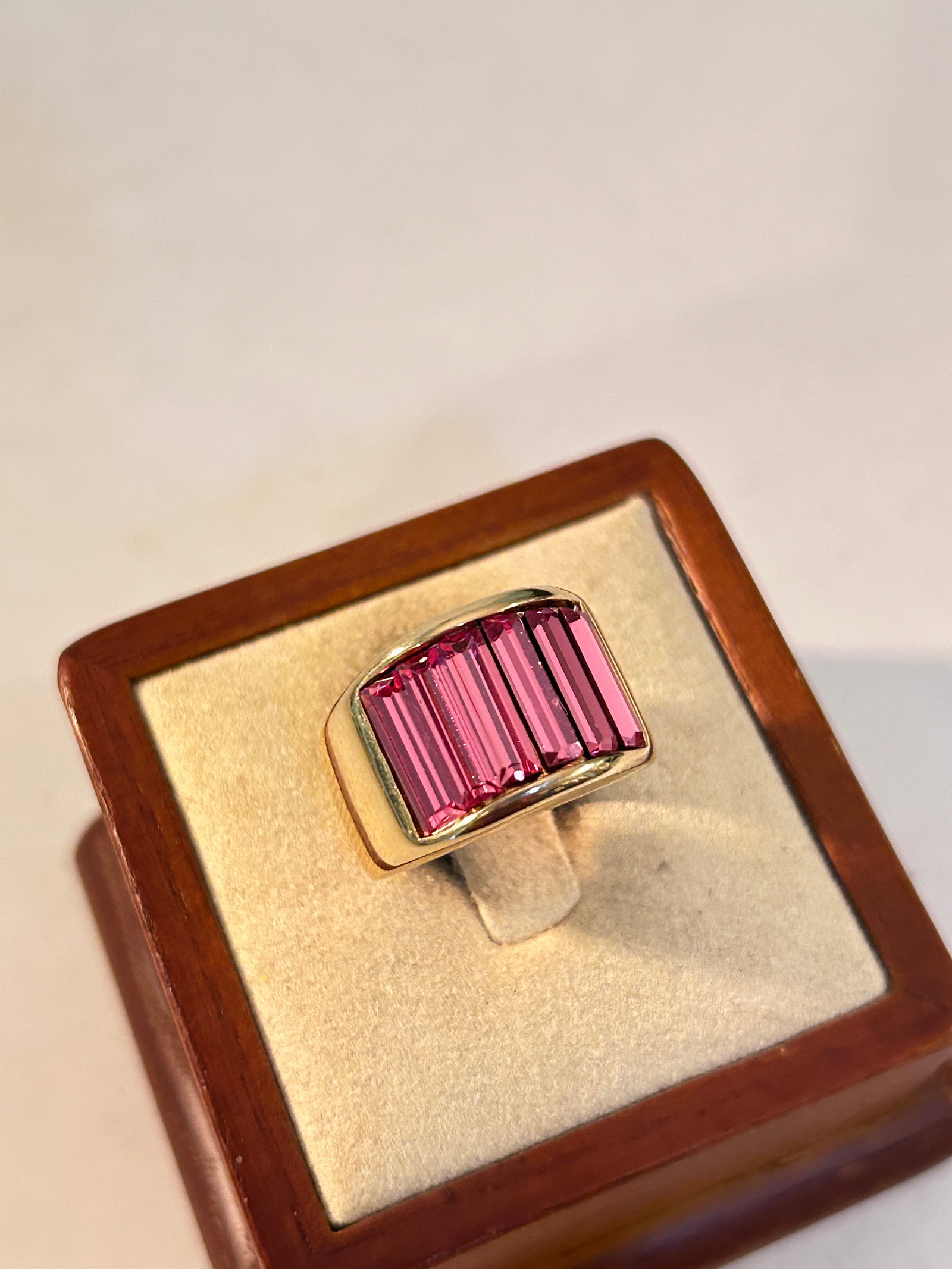 Old Ivana gold tone rhinestone Costume Ring Sz 7: Old Ivana gold tone rhinestone Costume Ring Sz 7 Please view all photos as they are part of the description and condition of this Item, Feel free to contact me with questions or picture requests! Used