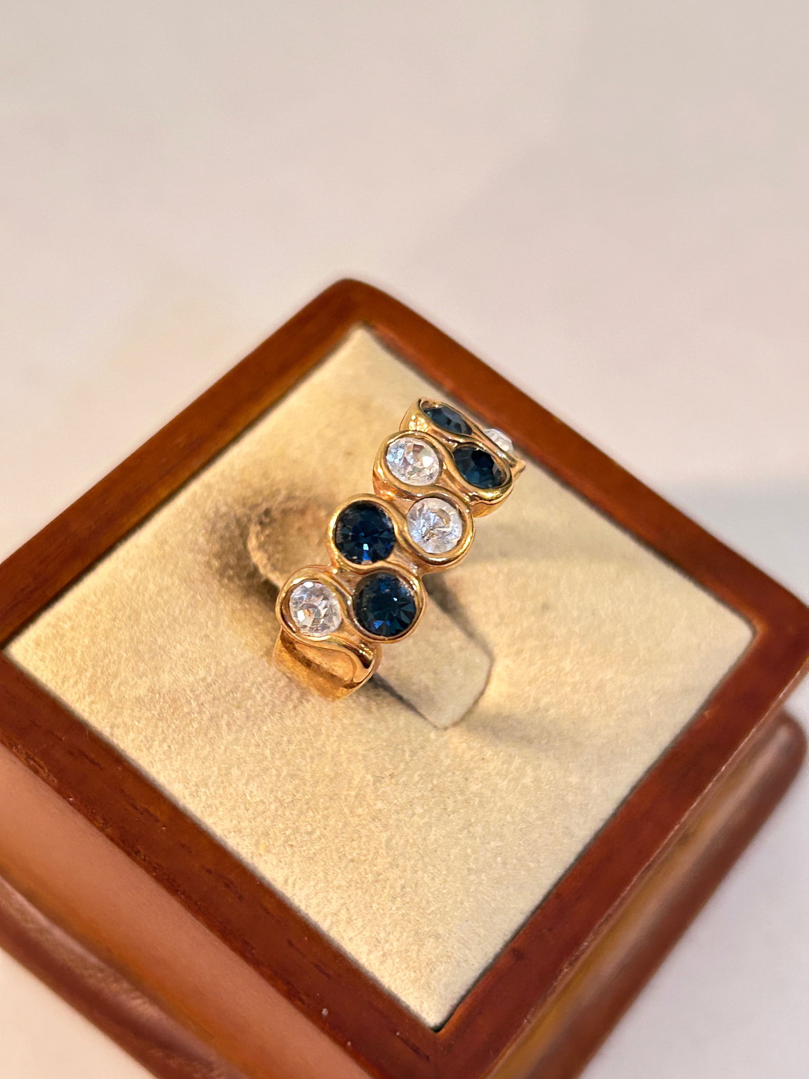 Old Gold Tone Costume Ring Sz 8 (1 of 5)